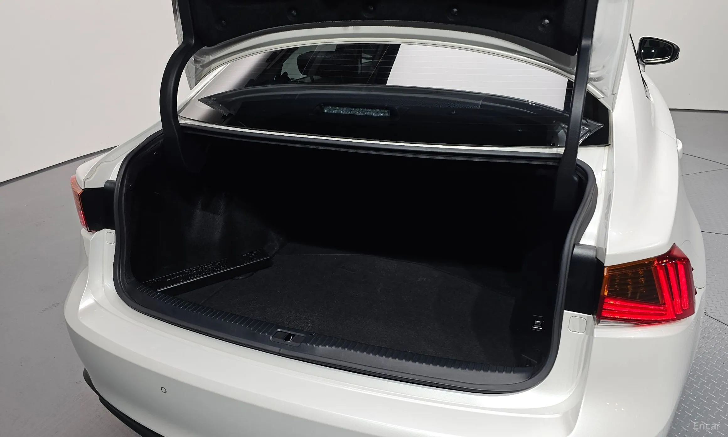 Lexus New IS300 превью 20