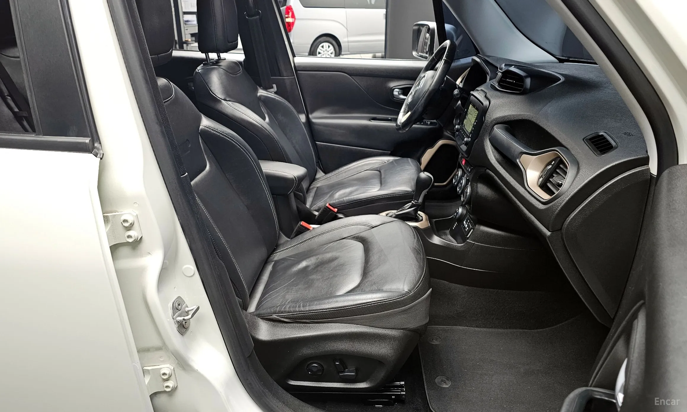 Jeep Renegade превью 10