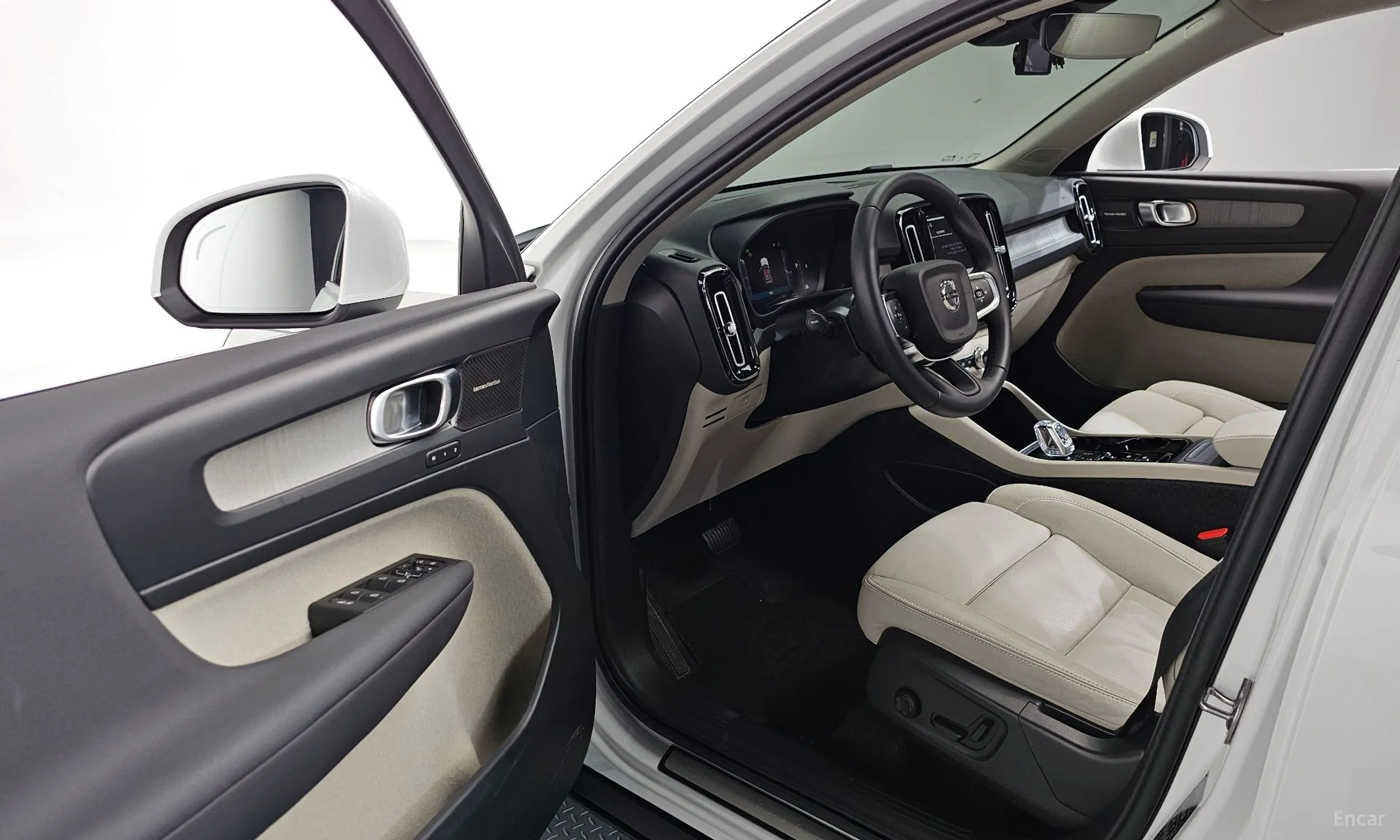 Volvo XC40 превью 10