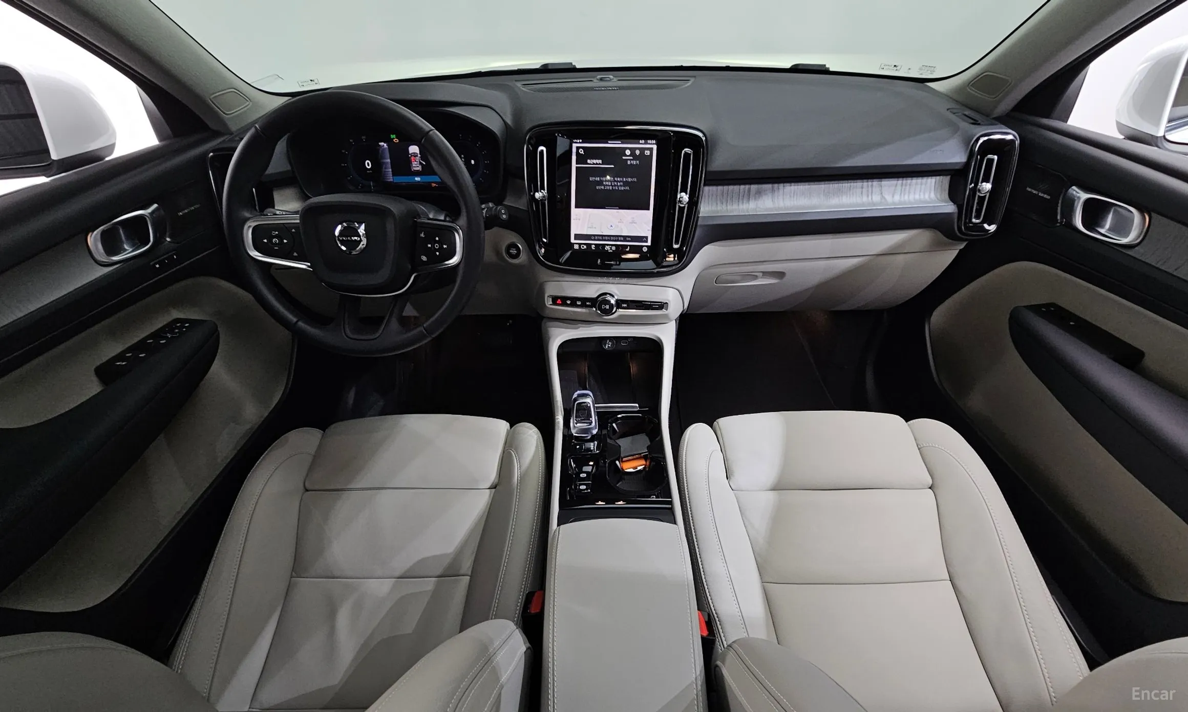Volvo XC40 превью 7