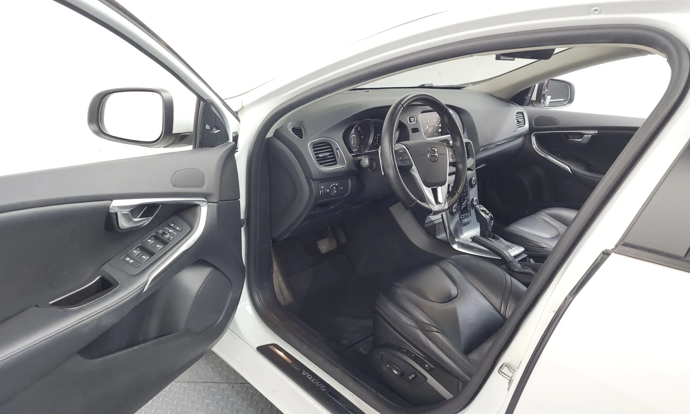 Volvo V40 превью 10