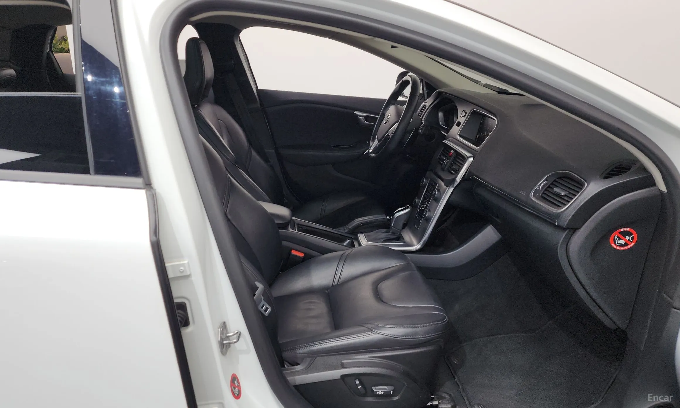 Volvo V40 превью 11