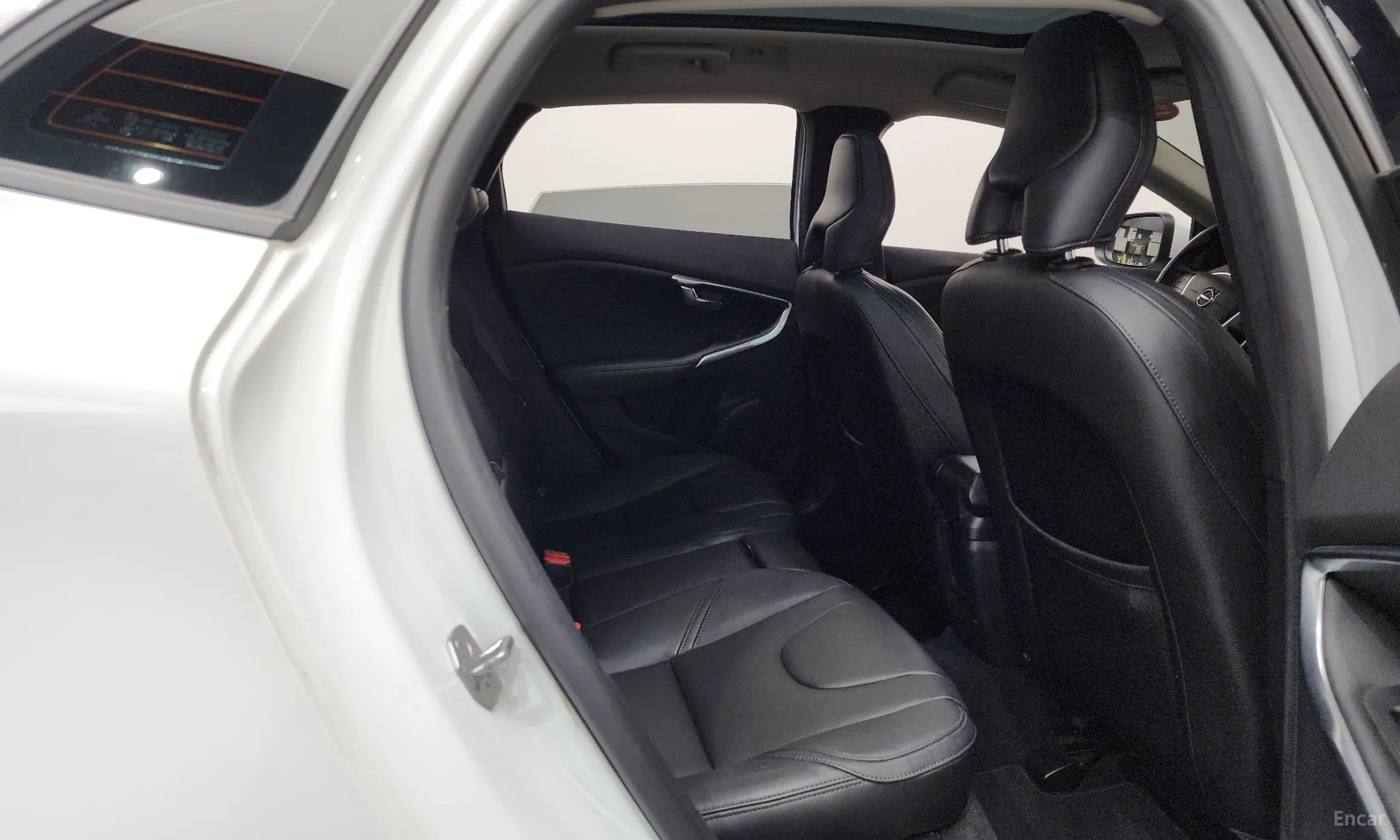 Volvo V40 превью 12