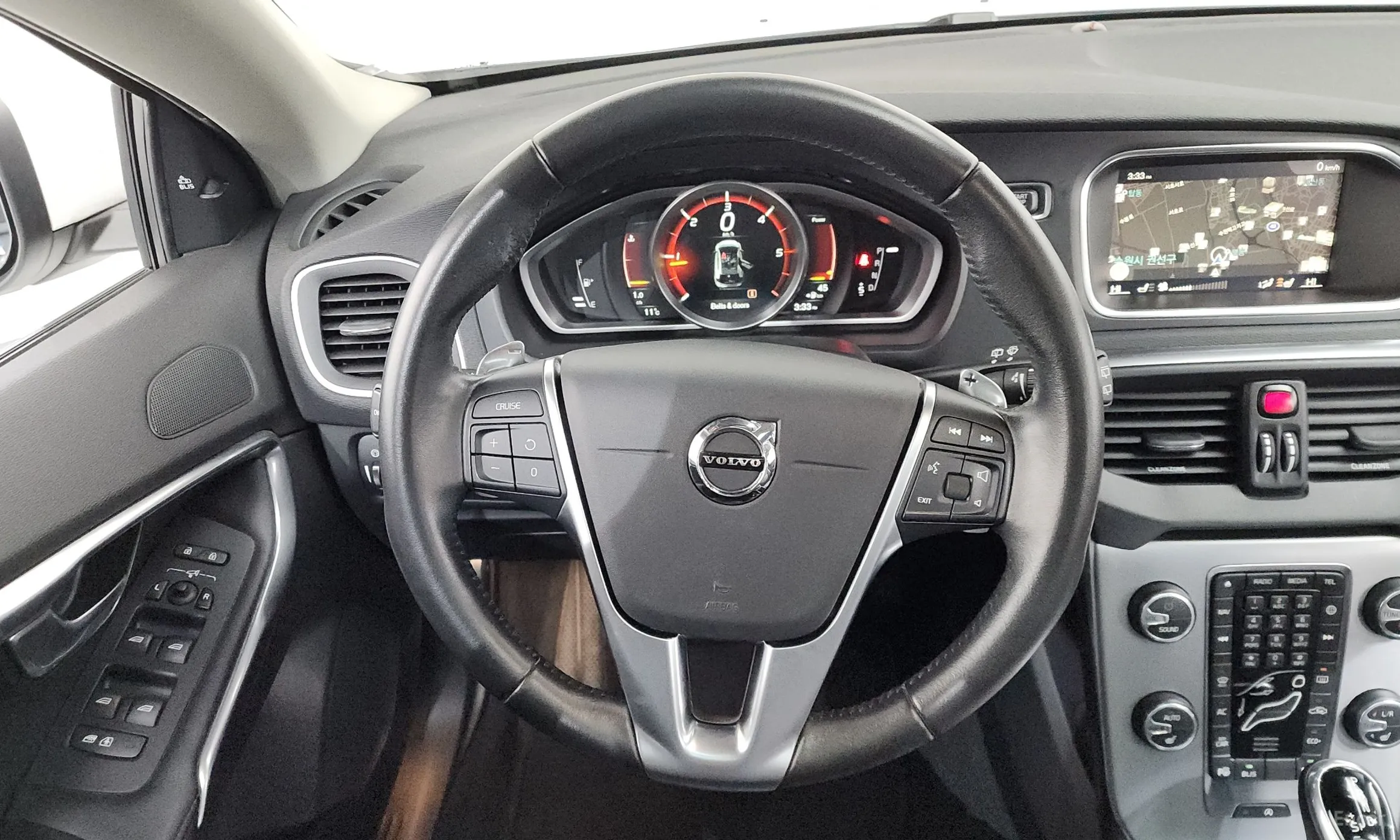 Volvo V40 превью 13