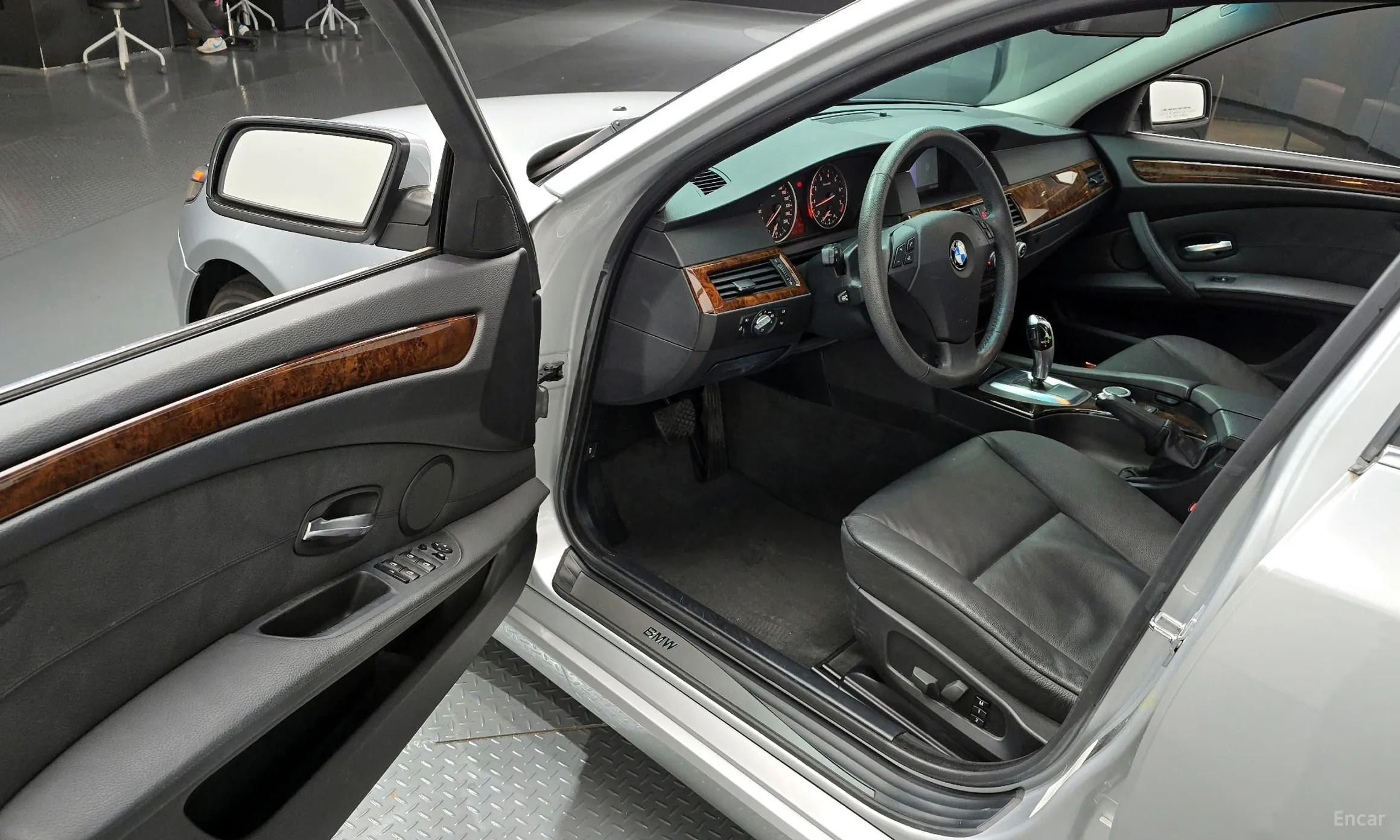 BMW 5 Series (E60) превью 10