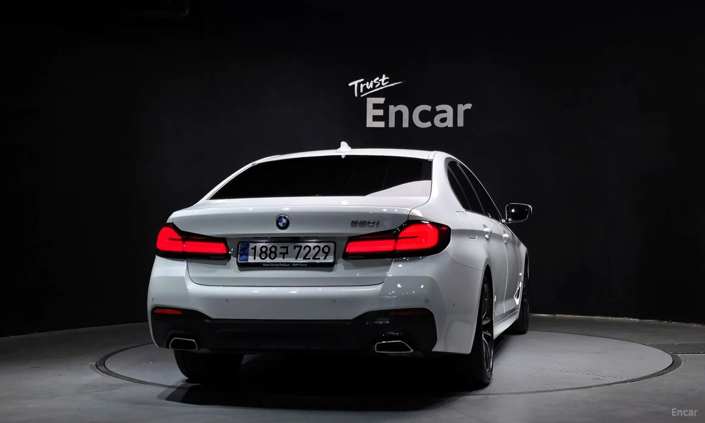 BMW 5 Series (G30) превью 4