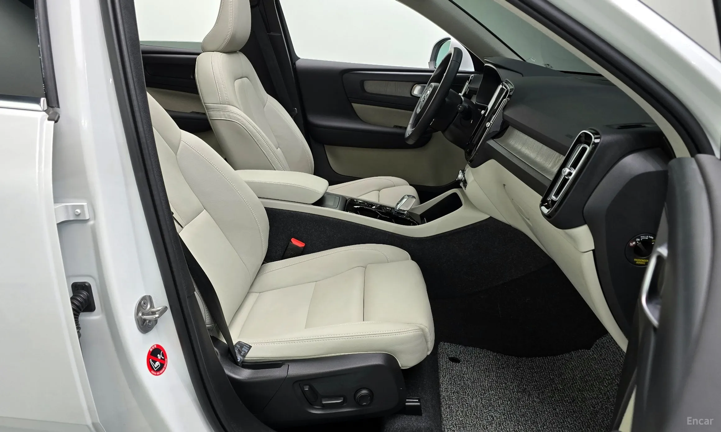 Volvo XC40 превью 10