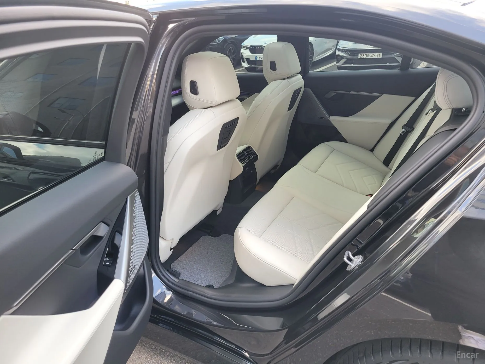 BMW 5 Series (G60) превью 12