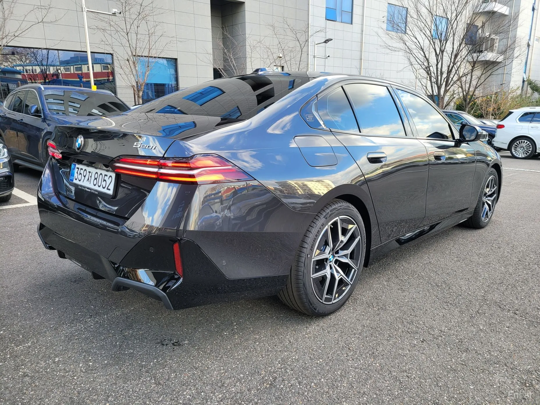BMW 5 Series (G60) превью 2