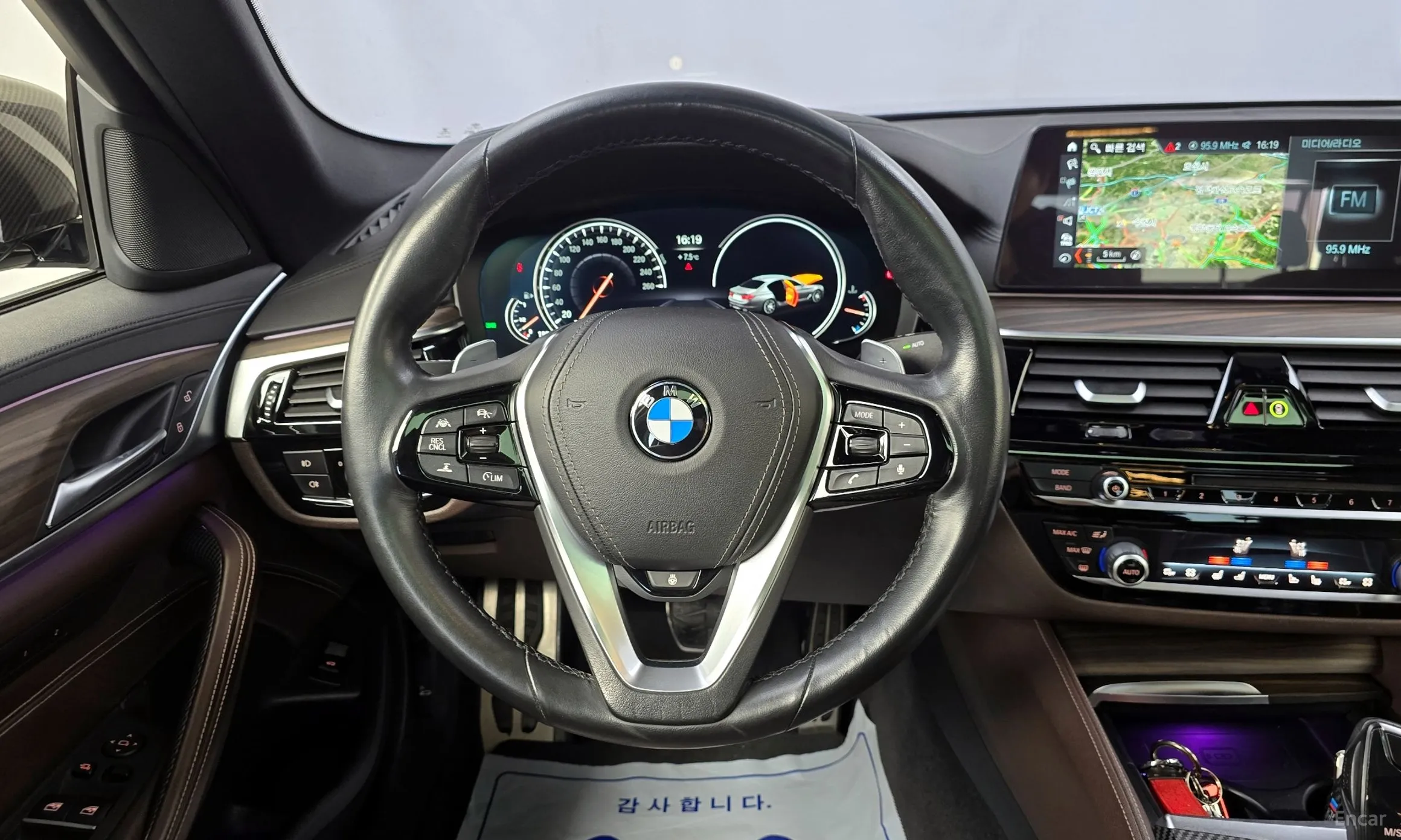 BMW 5 Series (G30) превью 13