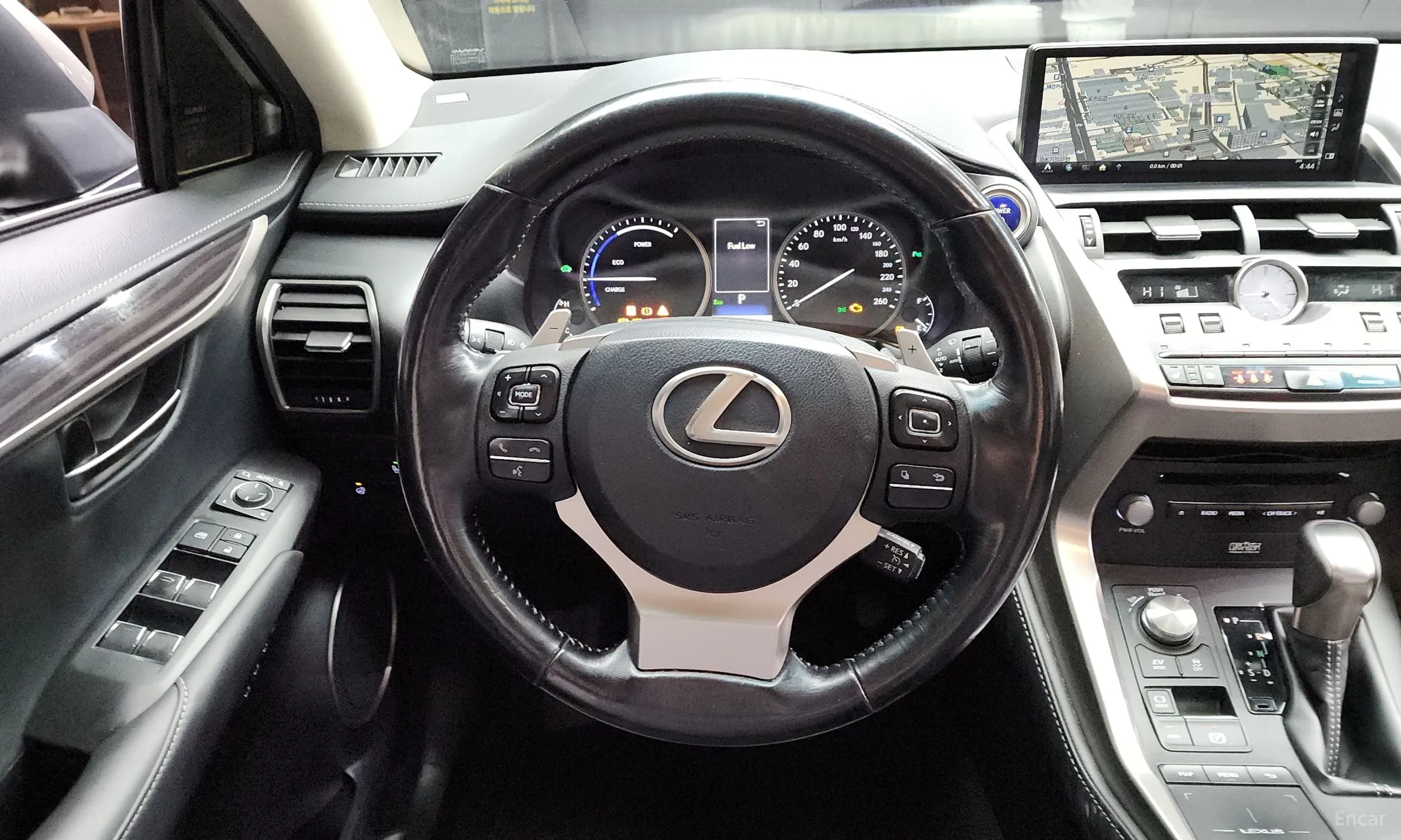 Lexus NX300h превью 13