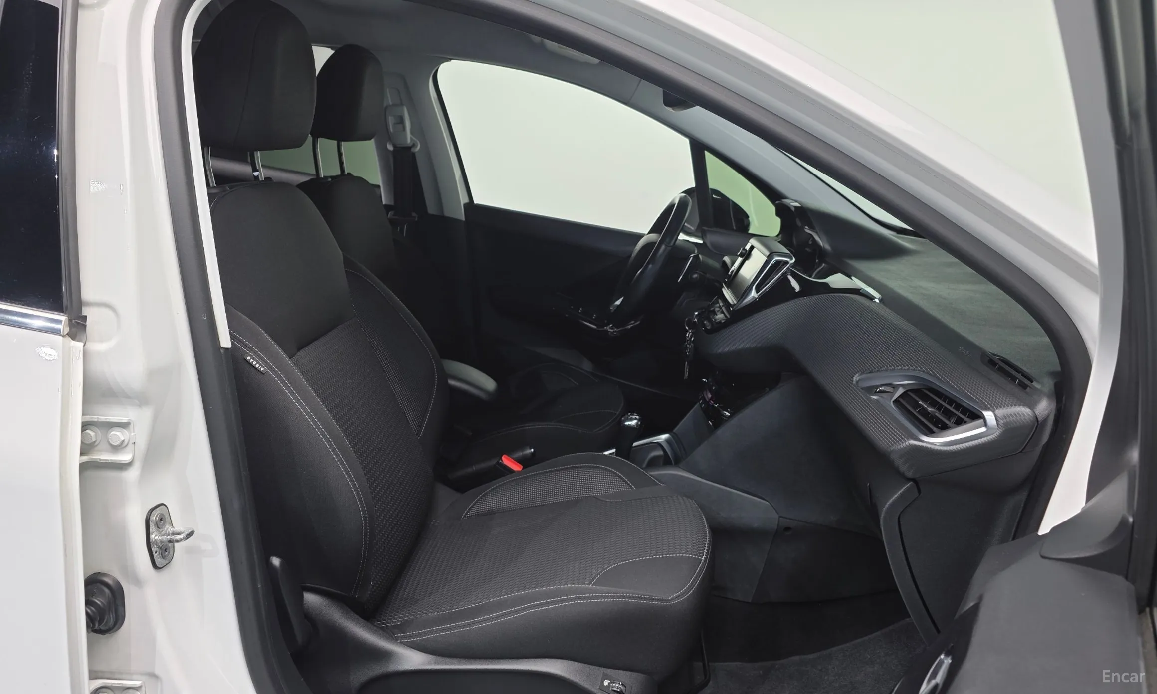 Peugeot 208 превью 10