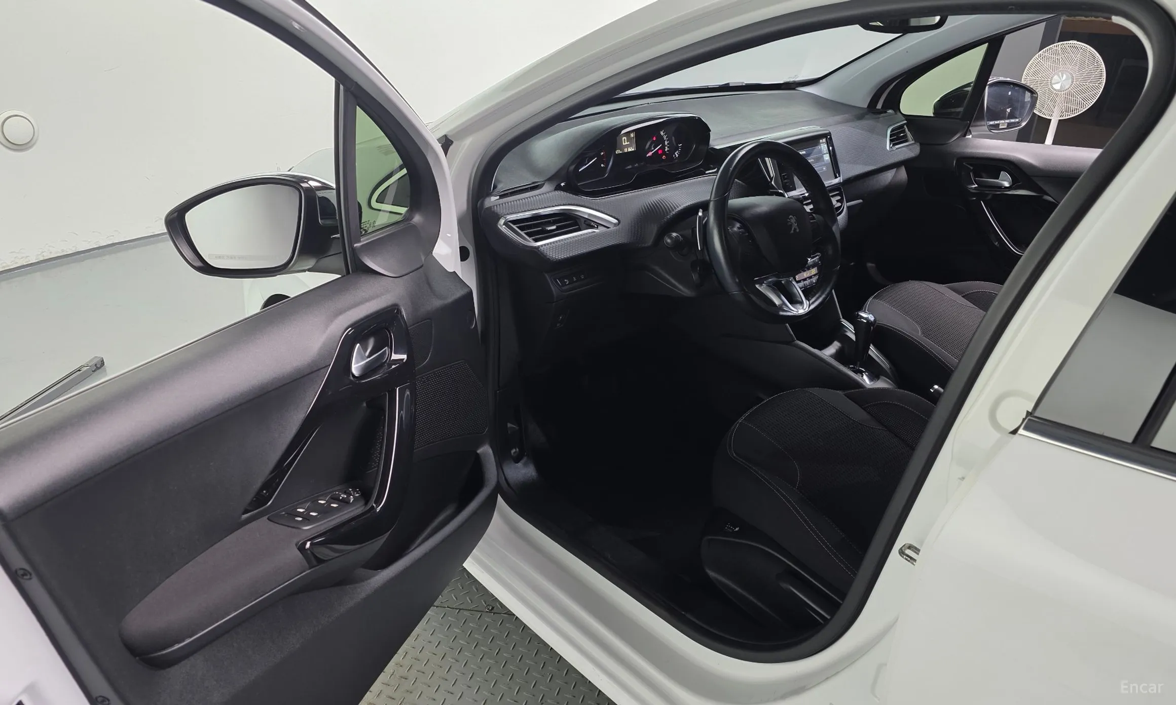 Peugeot 208 превью 11