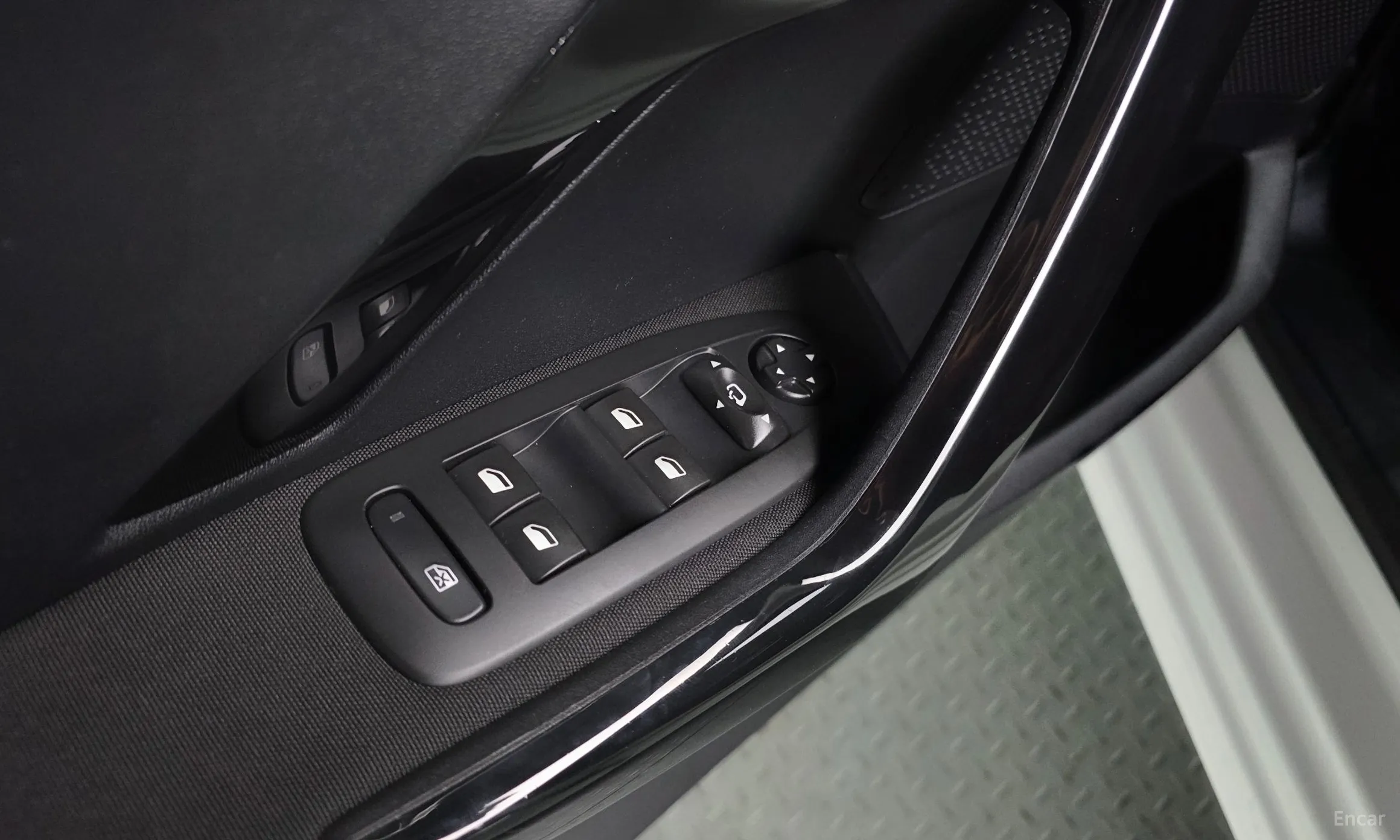 Peugeot 208 превью 16