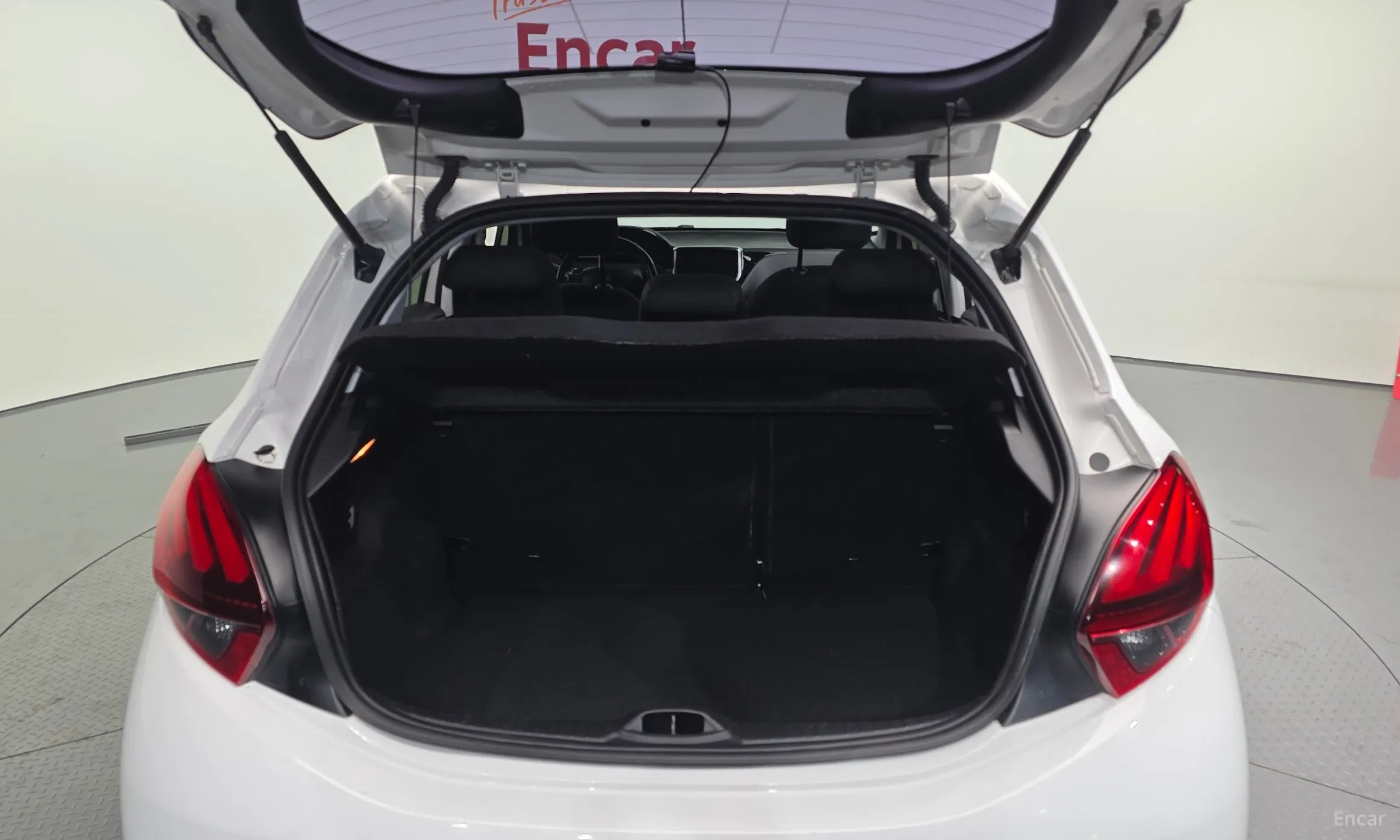 Peugeot 208 превью 20