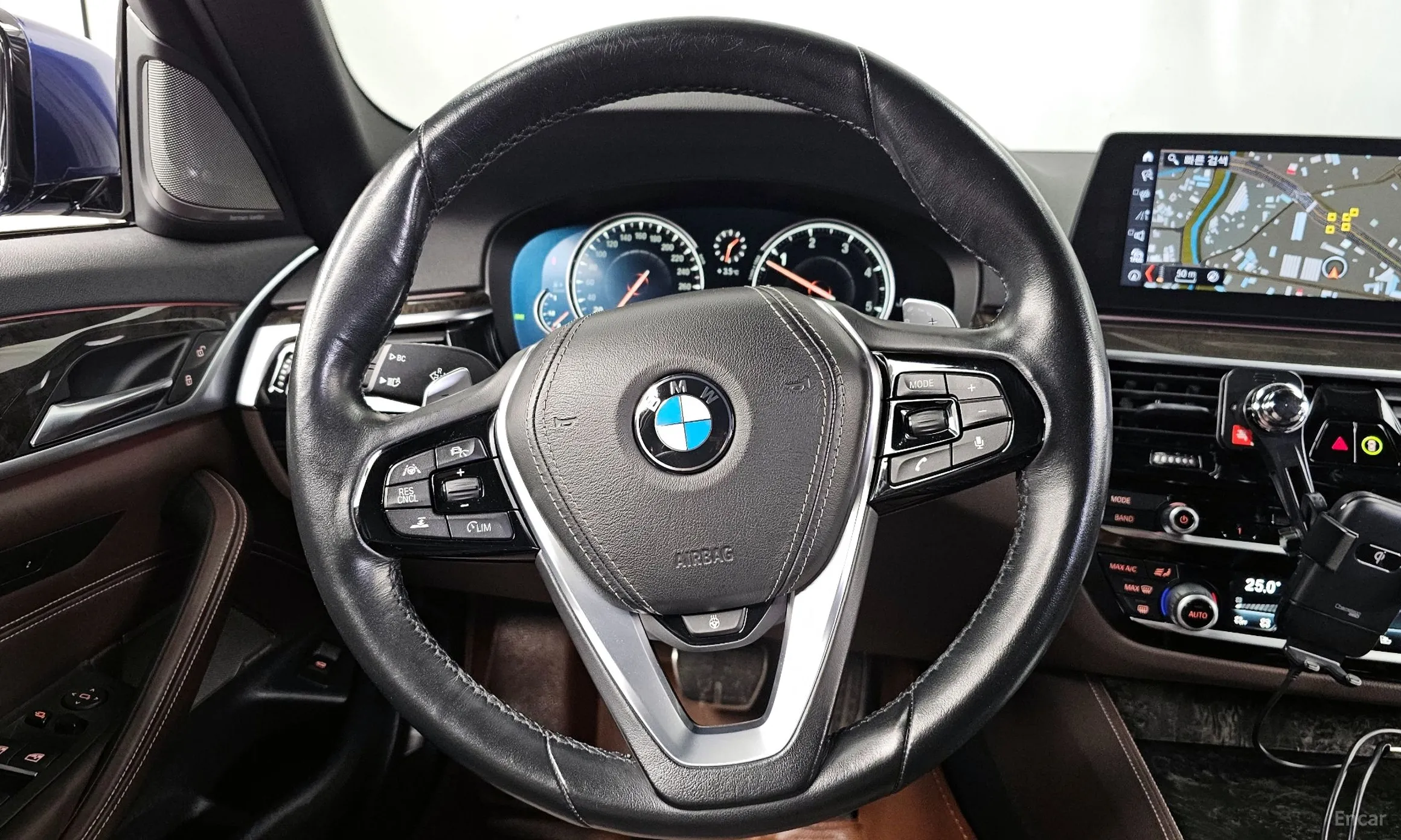 BMW 5 Series (G30) превью 13