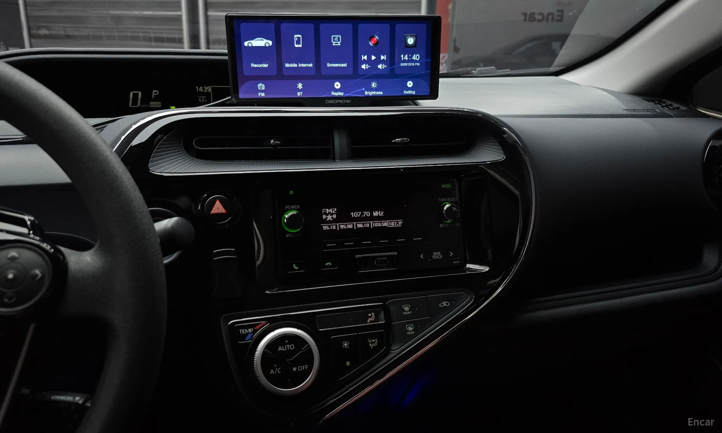 Toyota Prius C превью 16