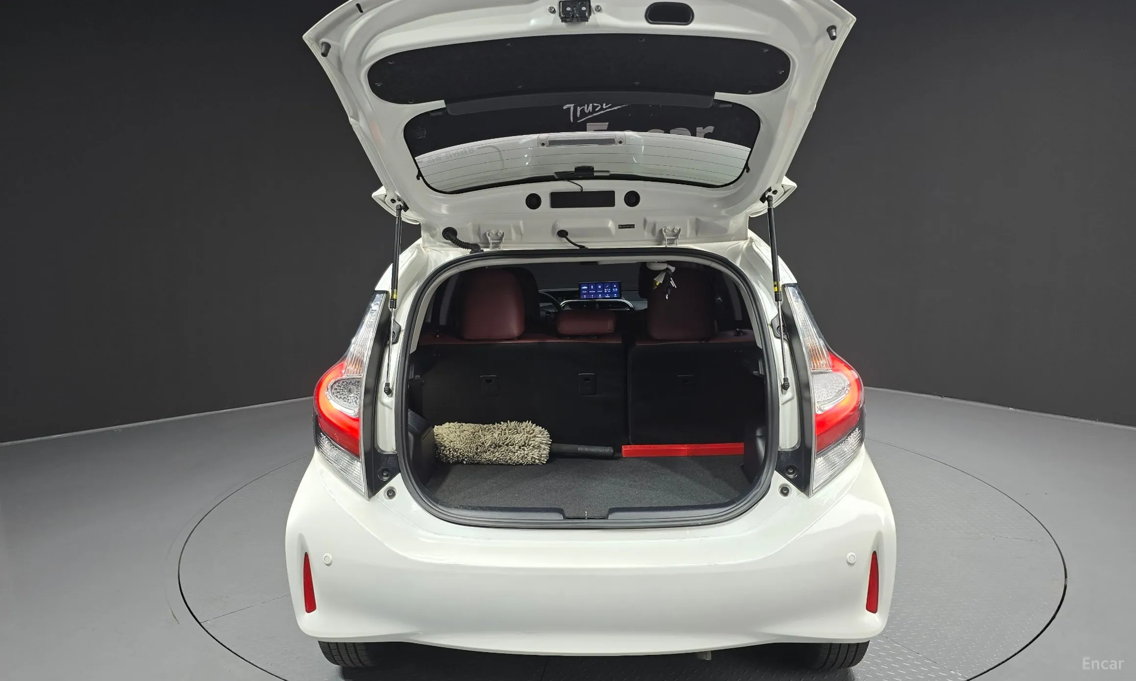 Toyota Prius C превью 20