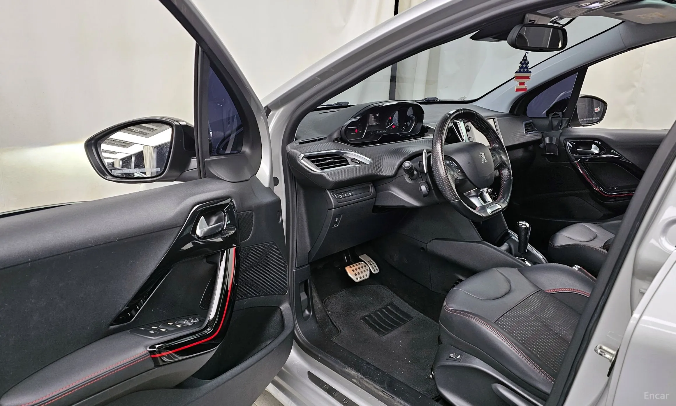 Peugeot 208 превью 10