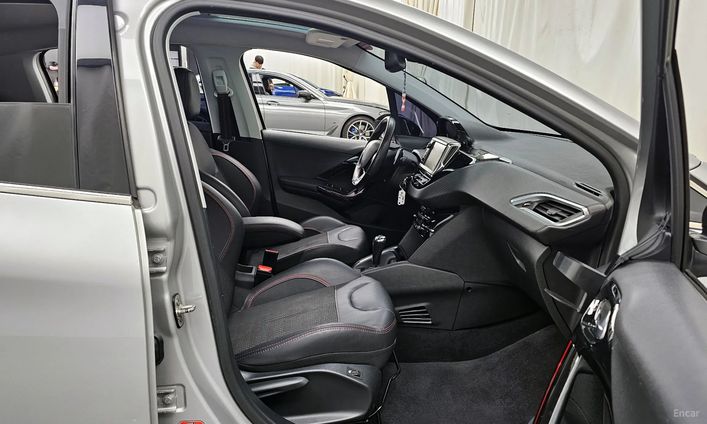 Peugeot 208 превью 11