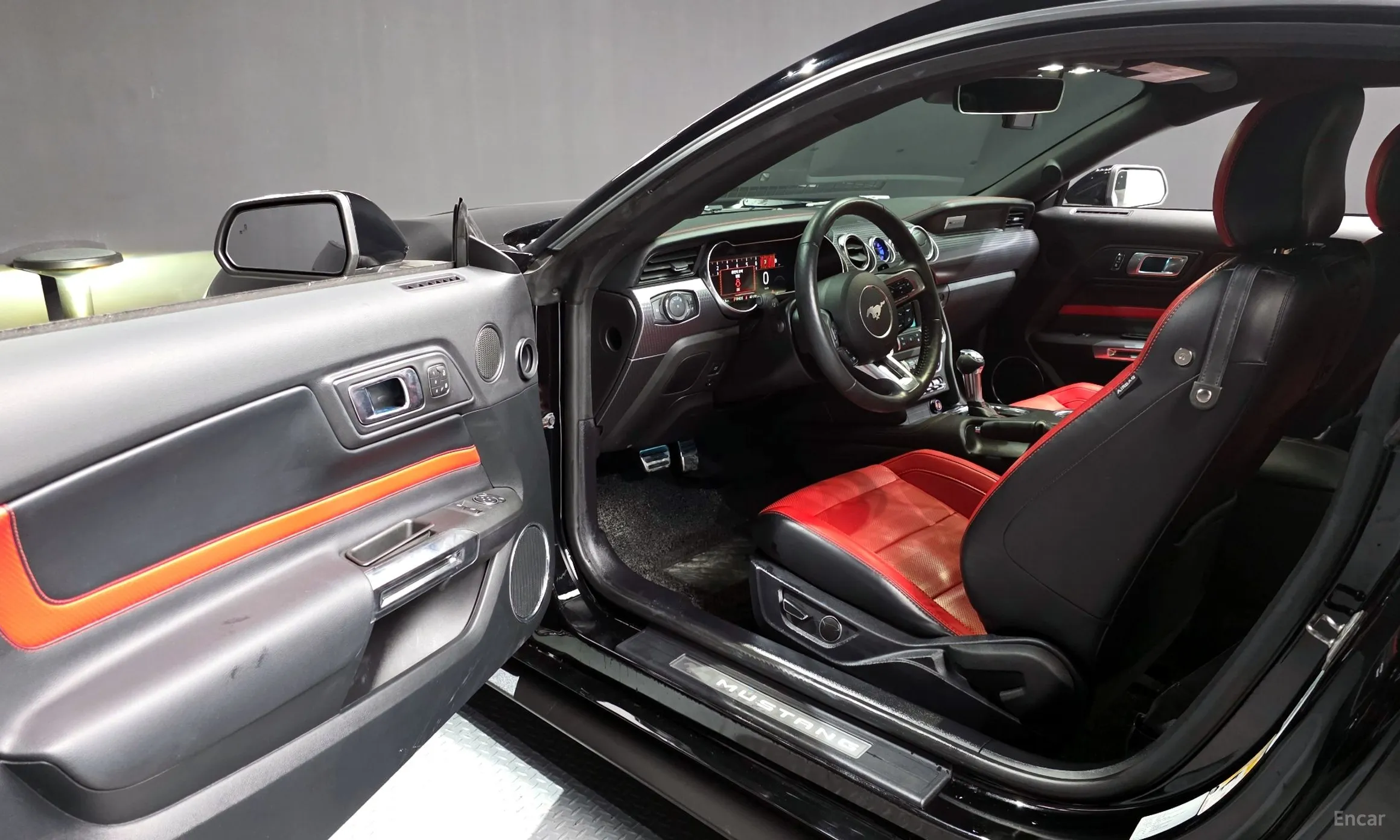 Ford Mustang превью 10