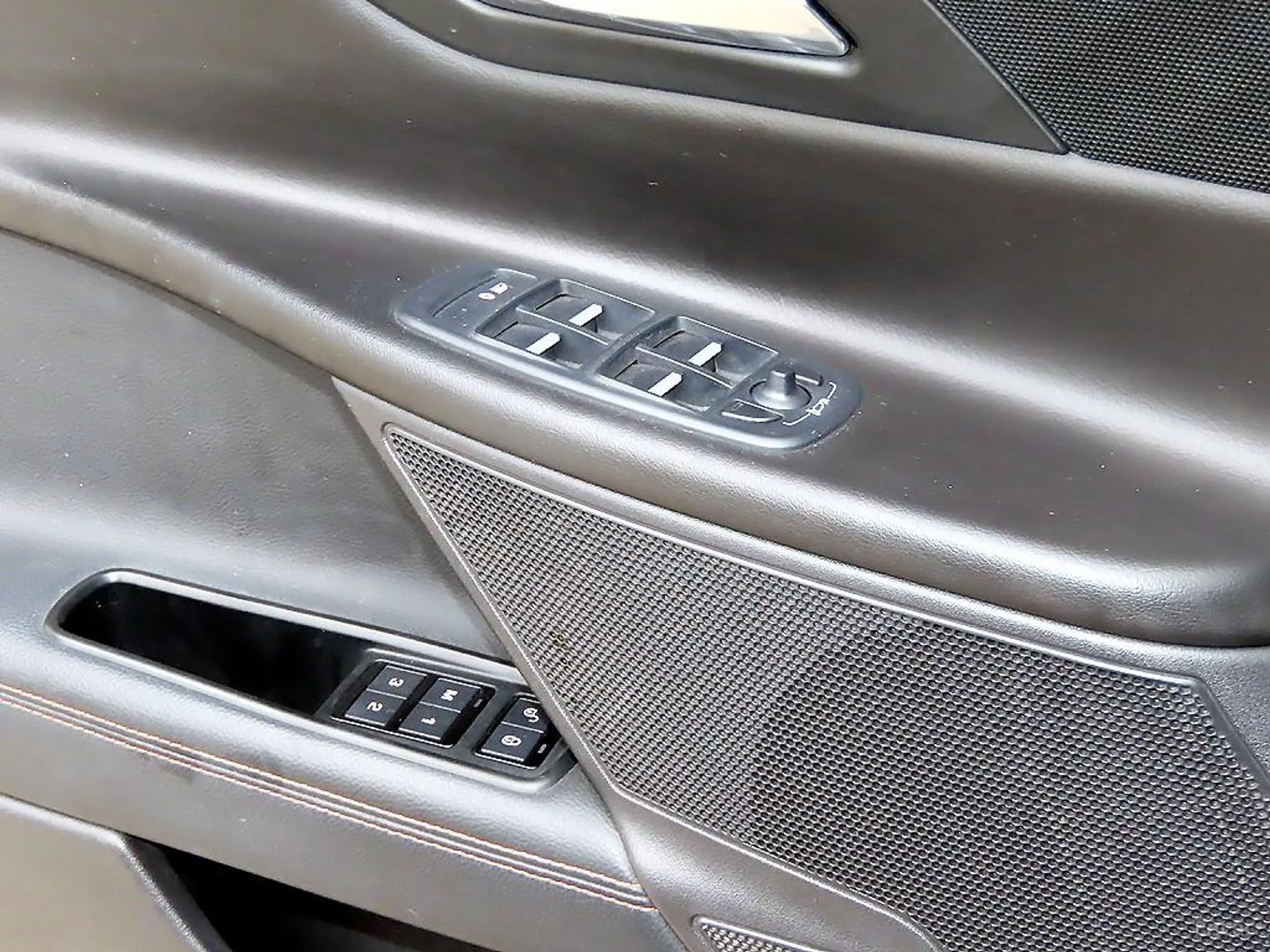 Jaguar XE превью 12