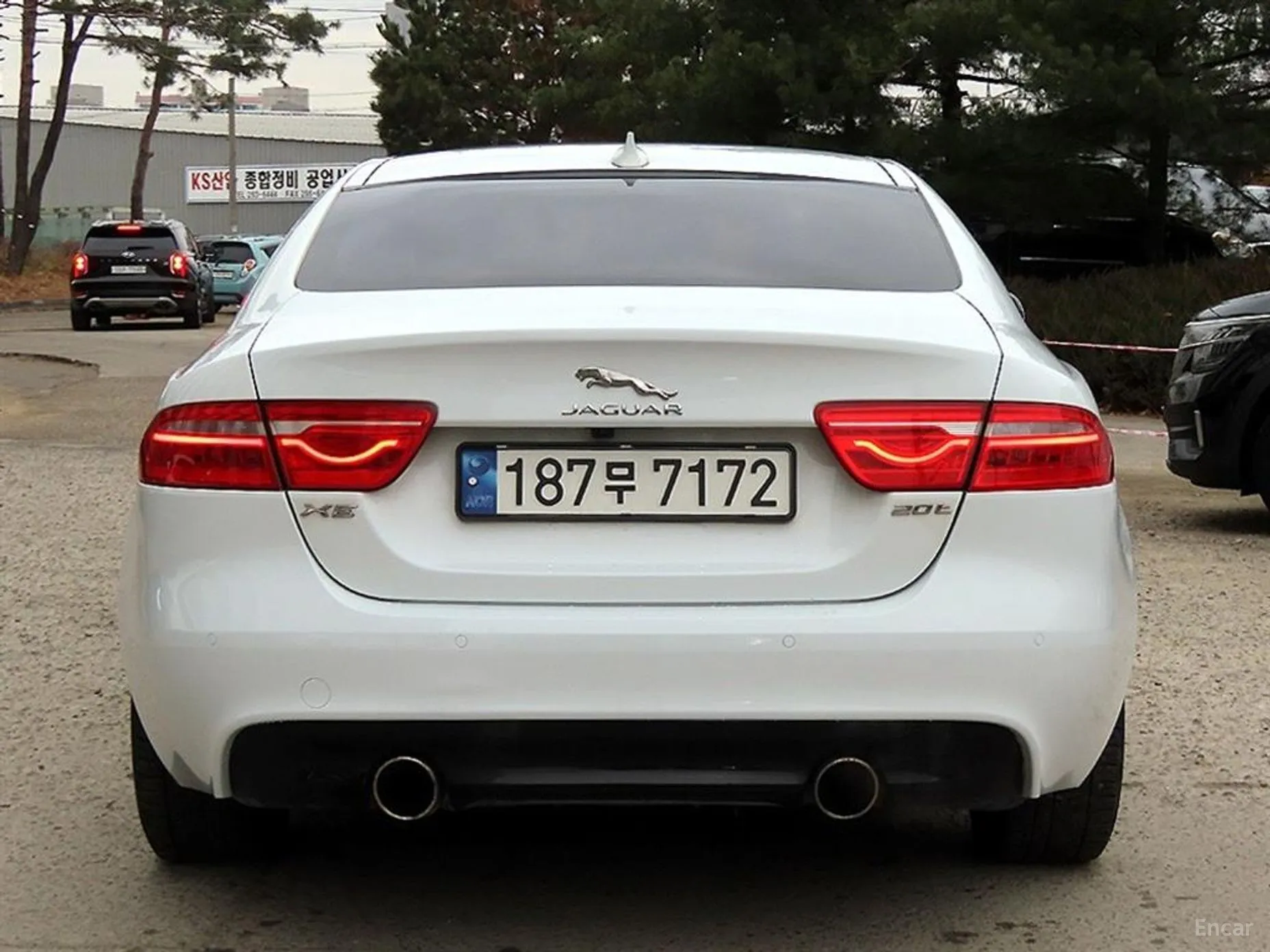 Jaguar XE превью 4