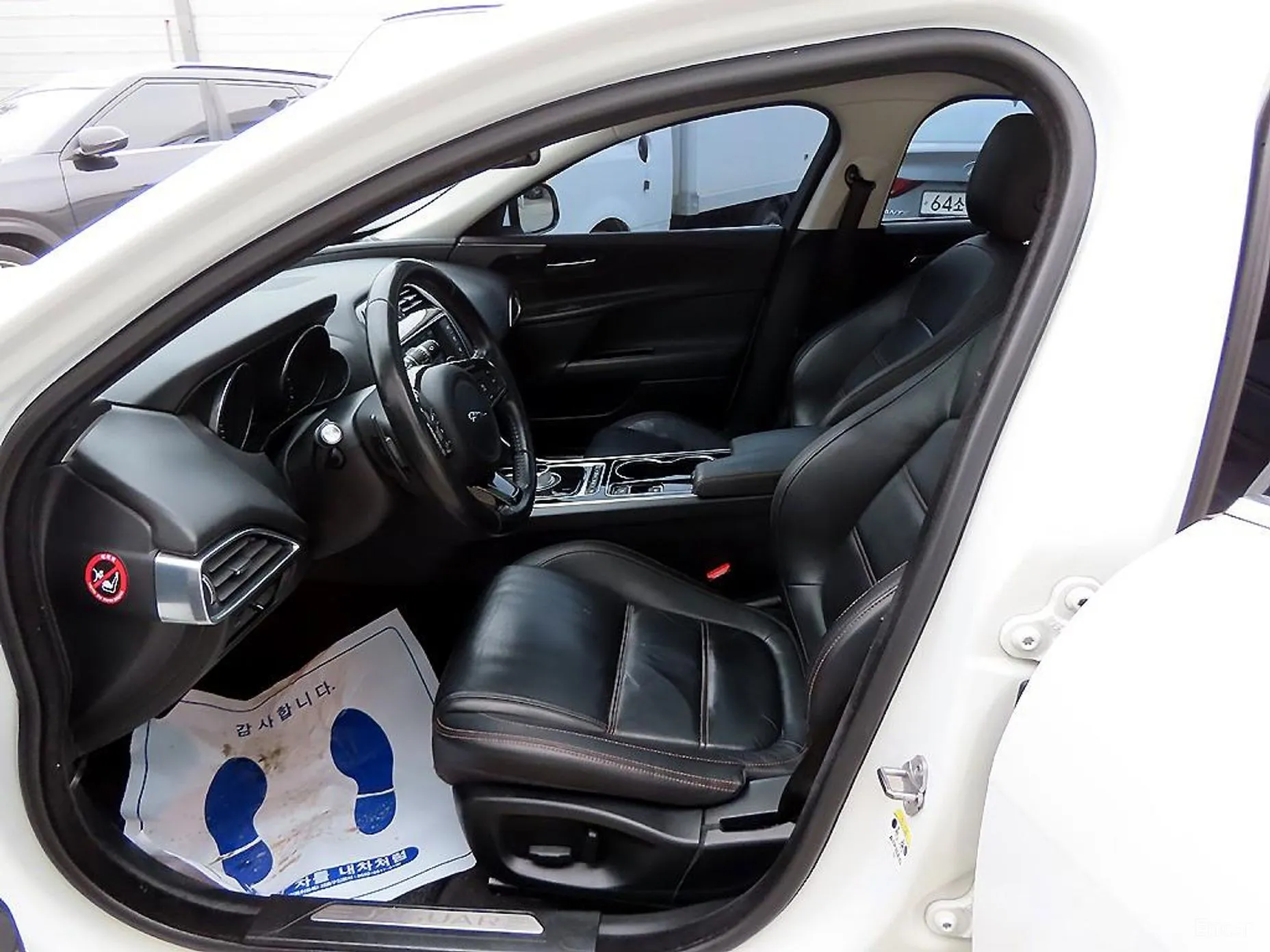 Jaguar XE превью 5