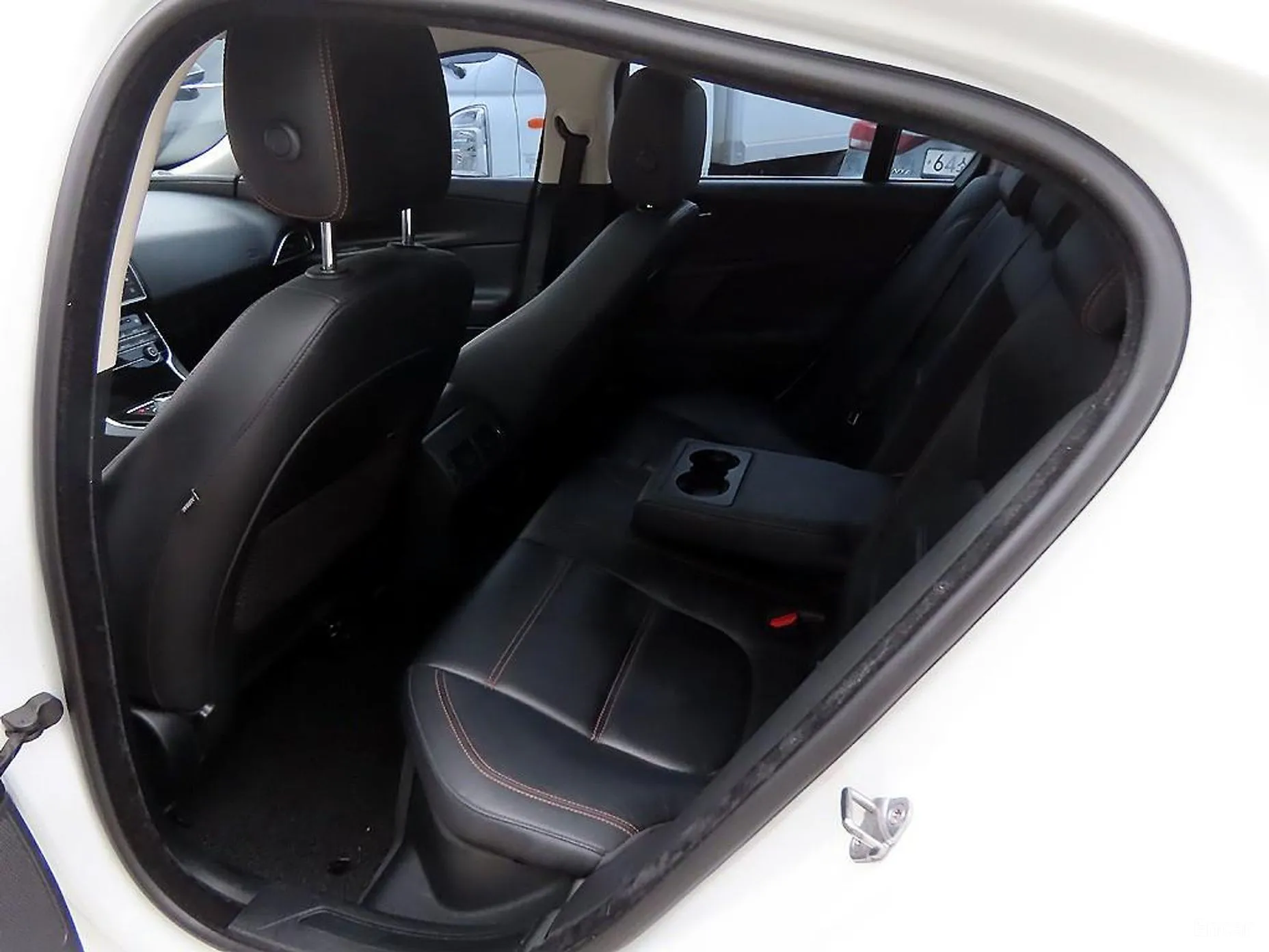 Jaguar XE превью 6