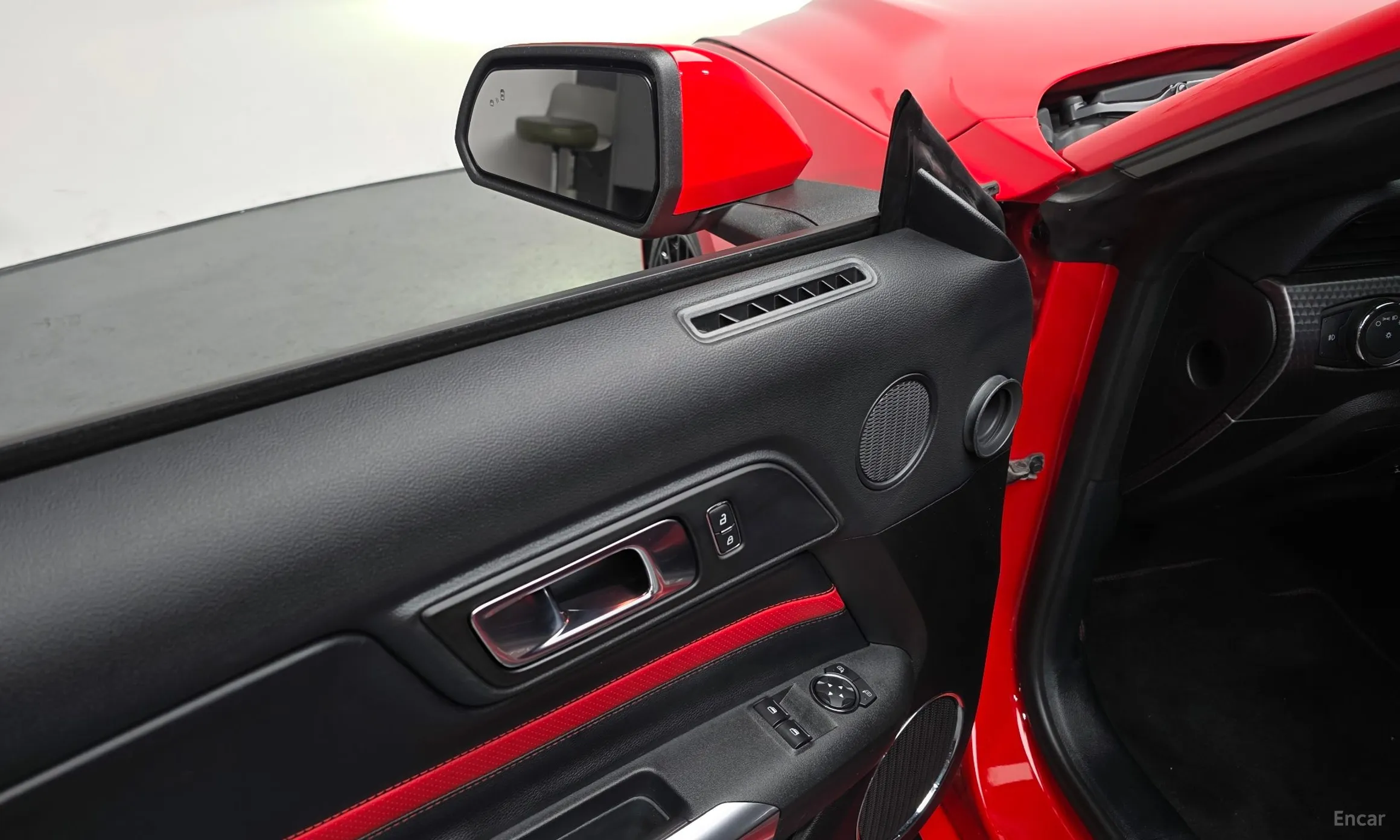 Ford Mustang превью 13