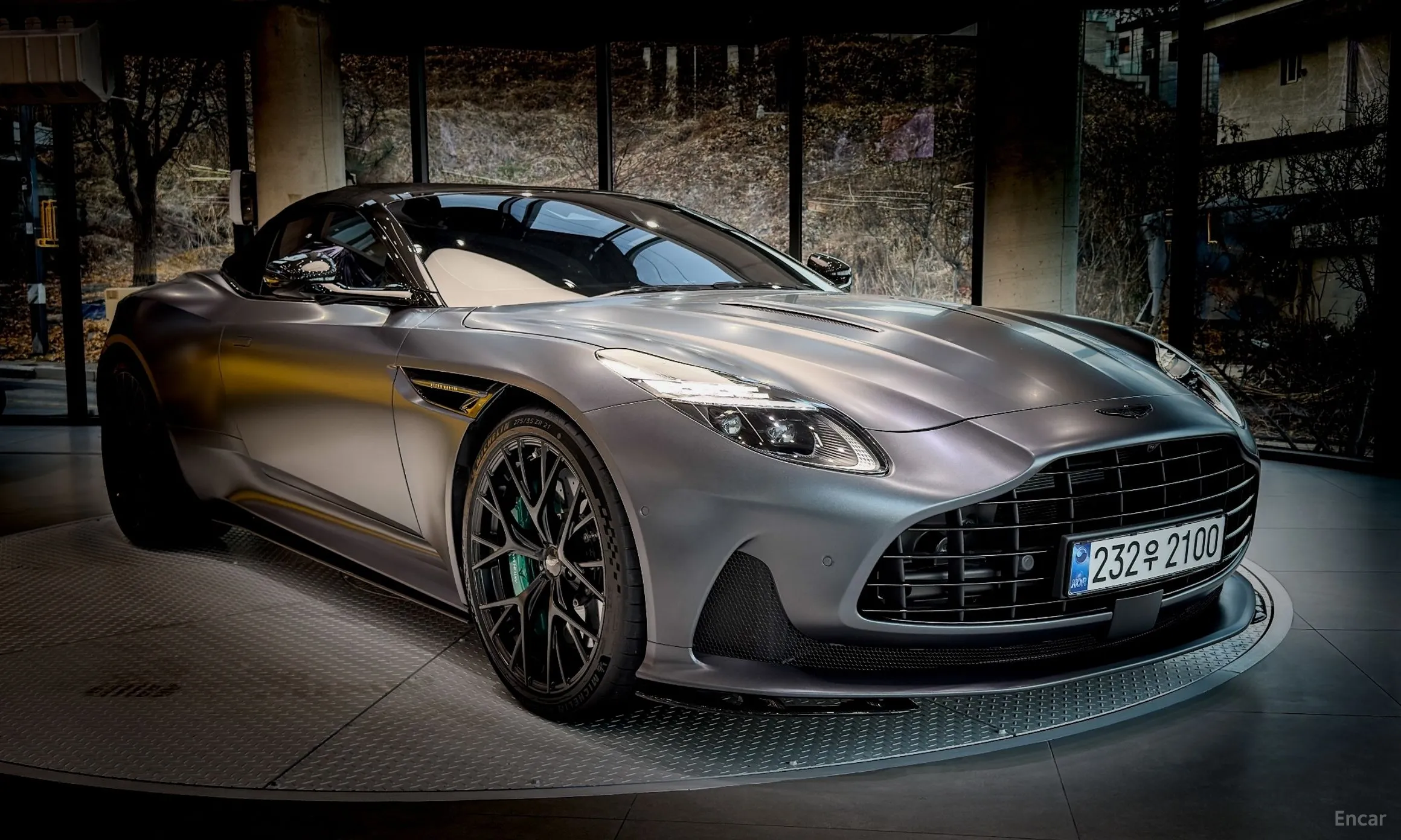 Aston Martin DB12