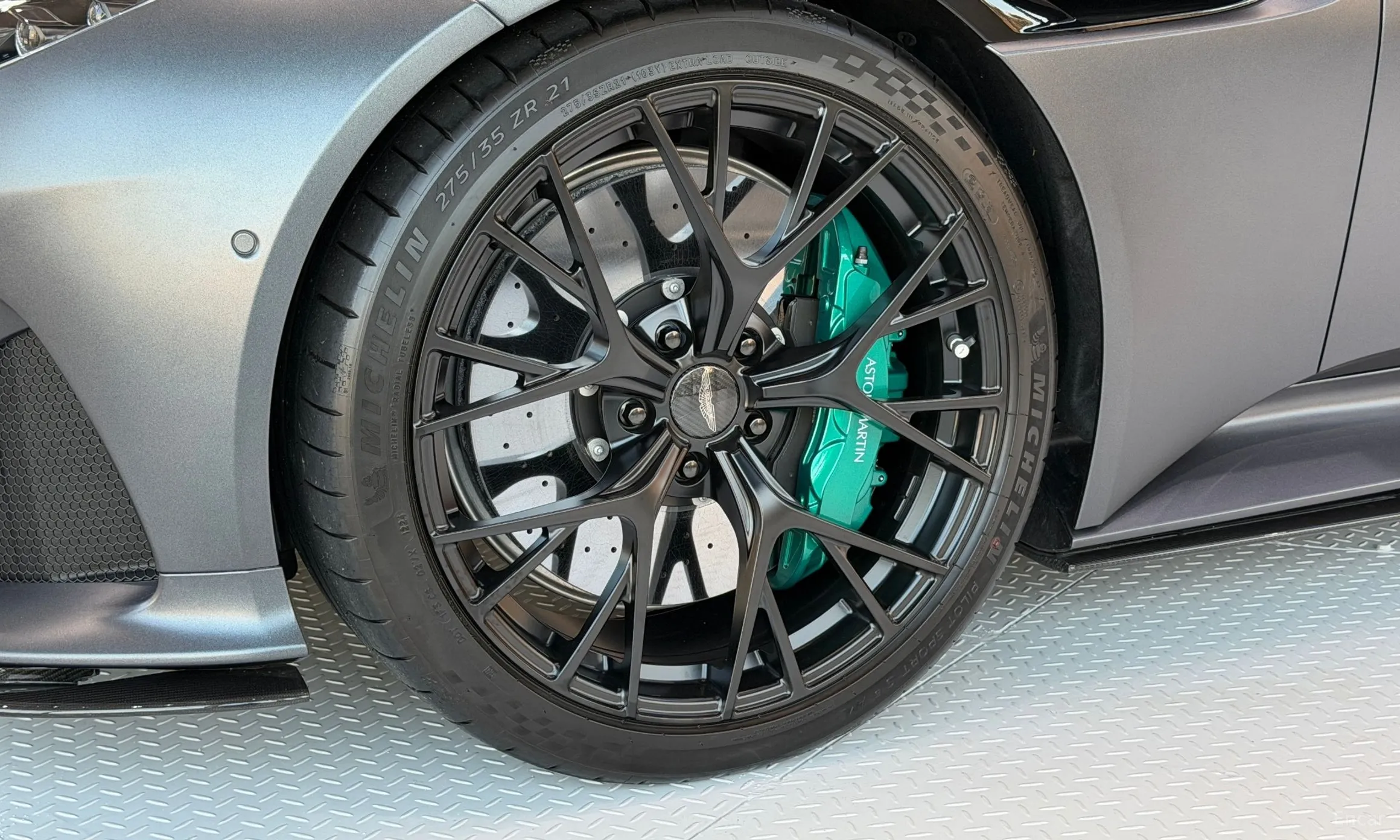 Aston Martin DB12 превью 4