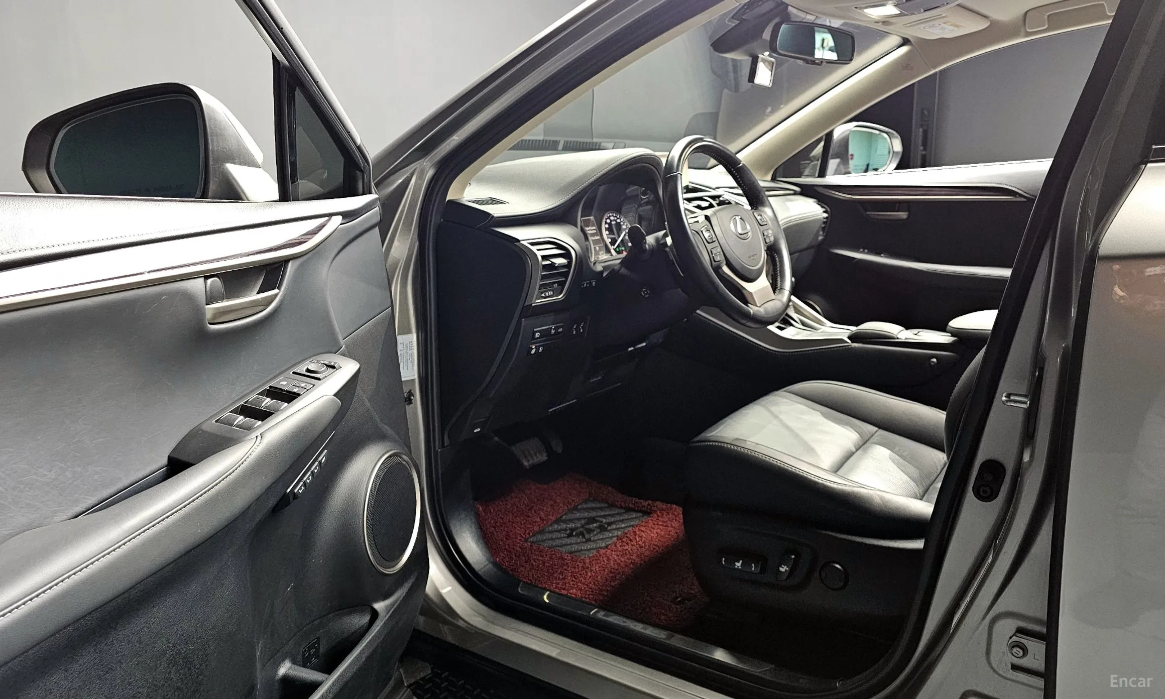 Lexus NX300h превью 12