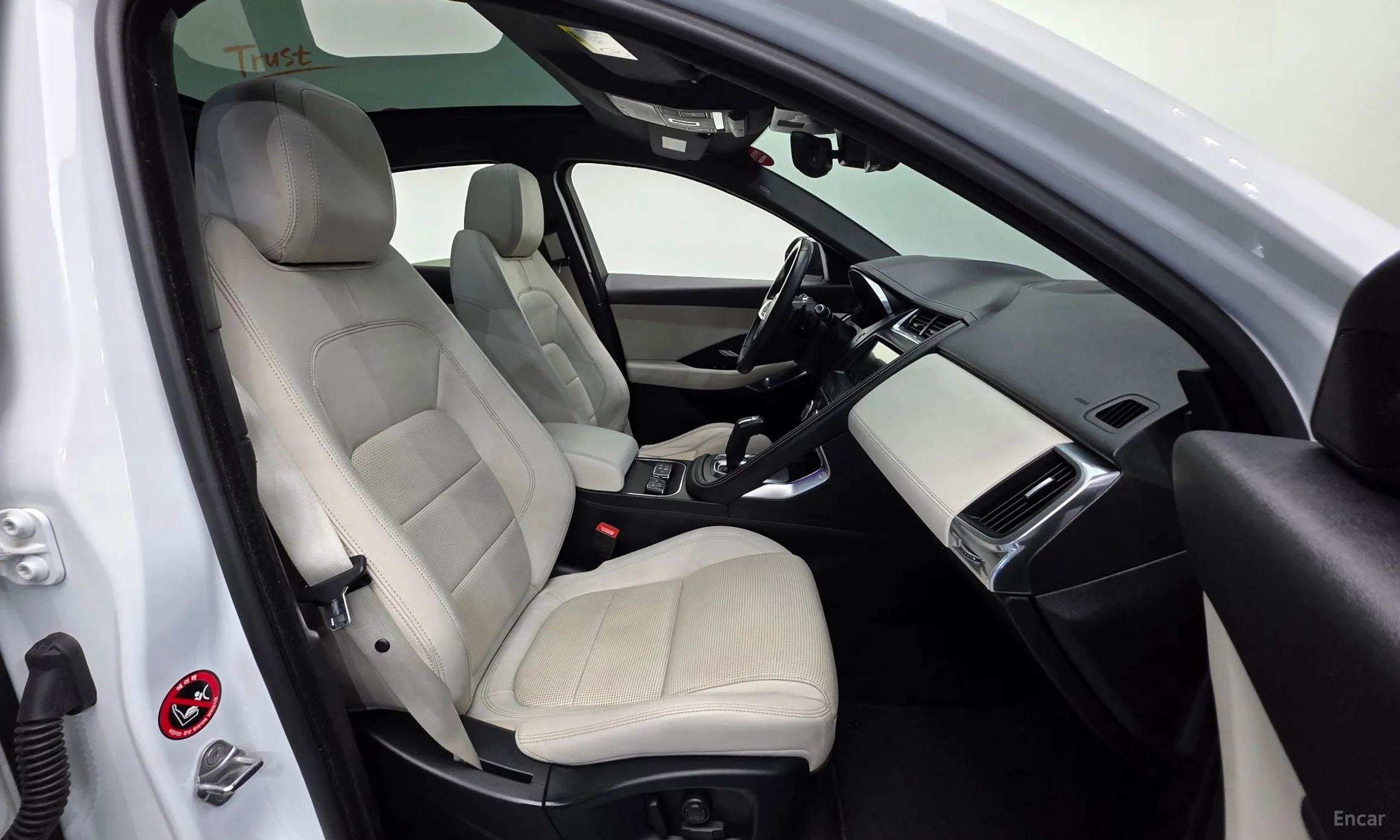Jaguar E-PACE превью 10