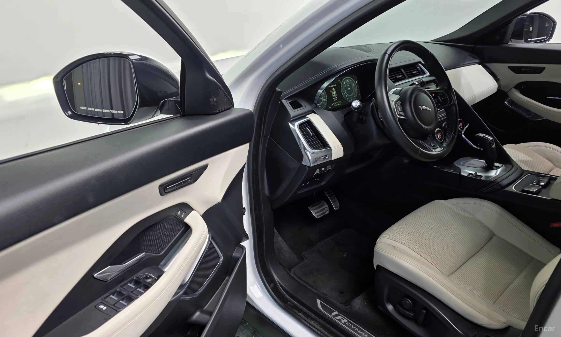 Jaguar E-PACE превью 11