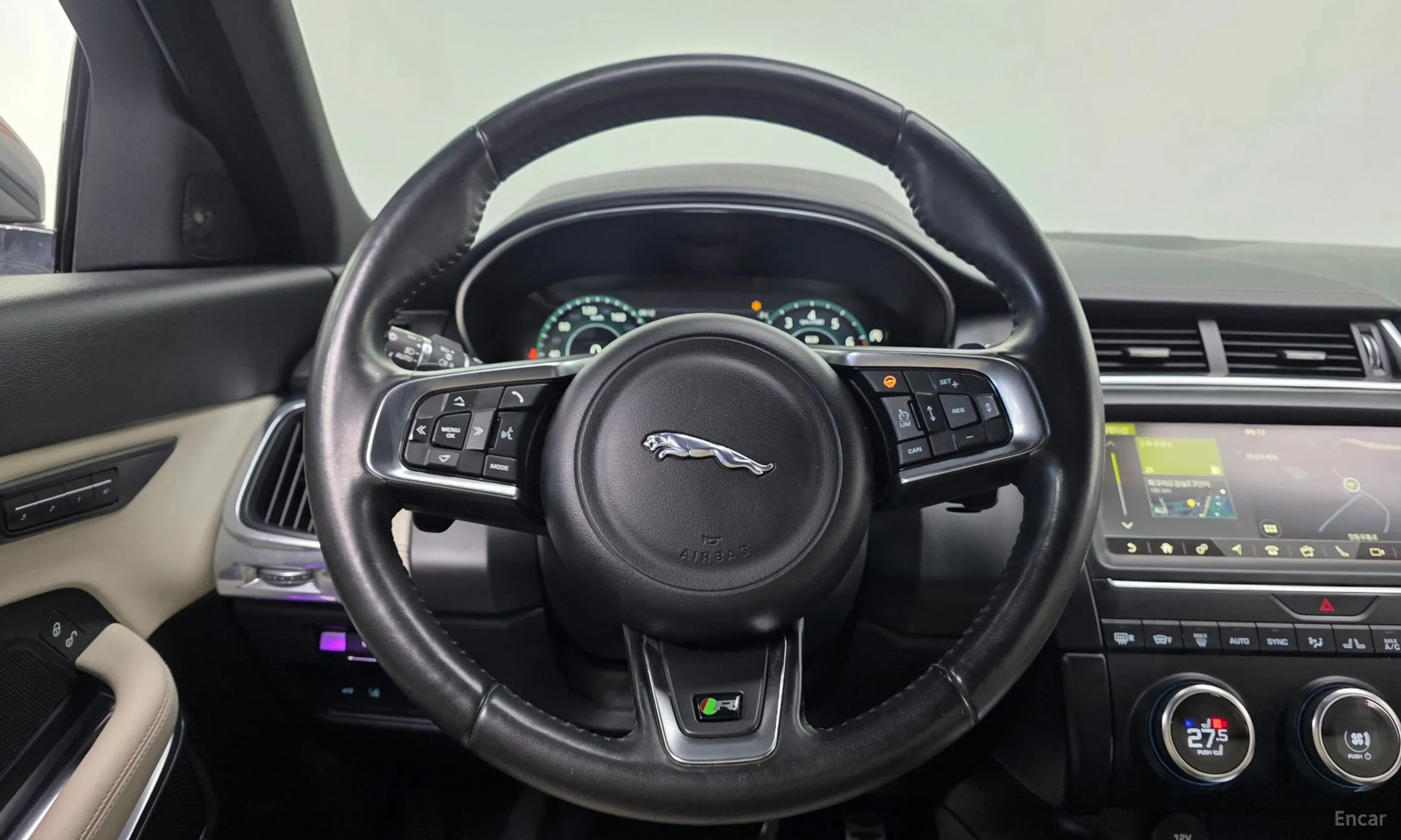 Jaguar E-PACE превью 14