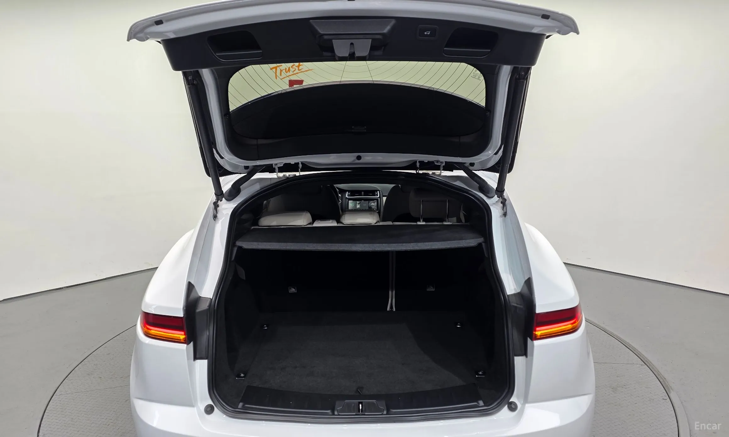 Jaguar E-PACE превью 20