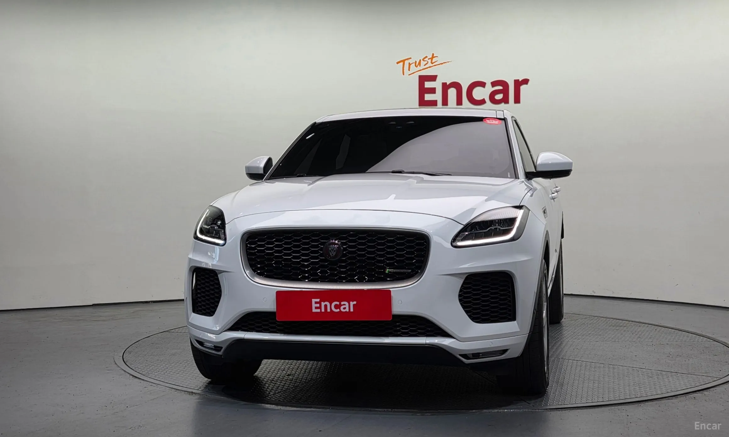 Jaguar E-PACE превью 3