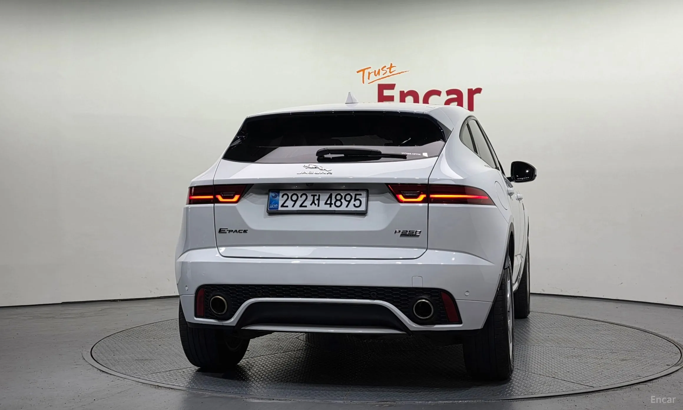 Jaguar E-PACE превью 4