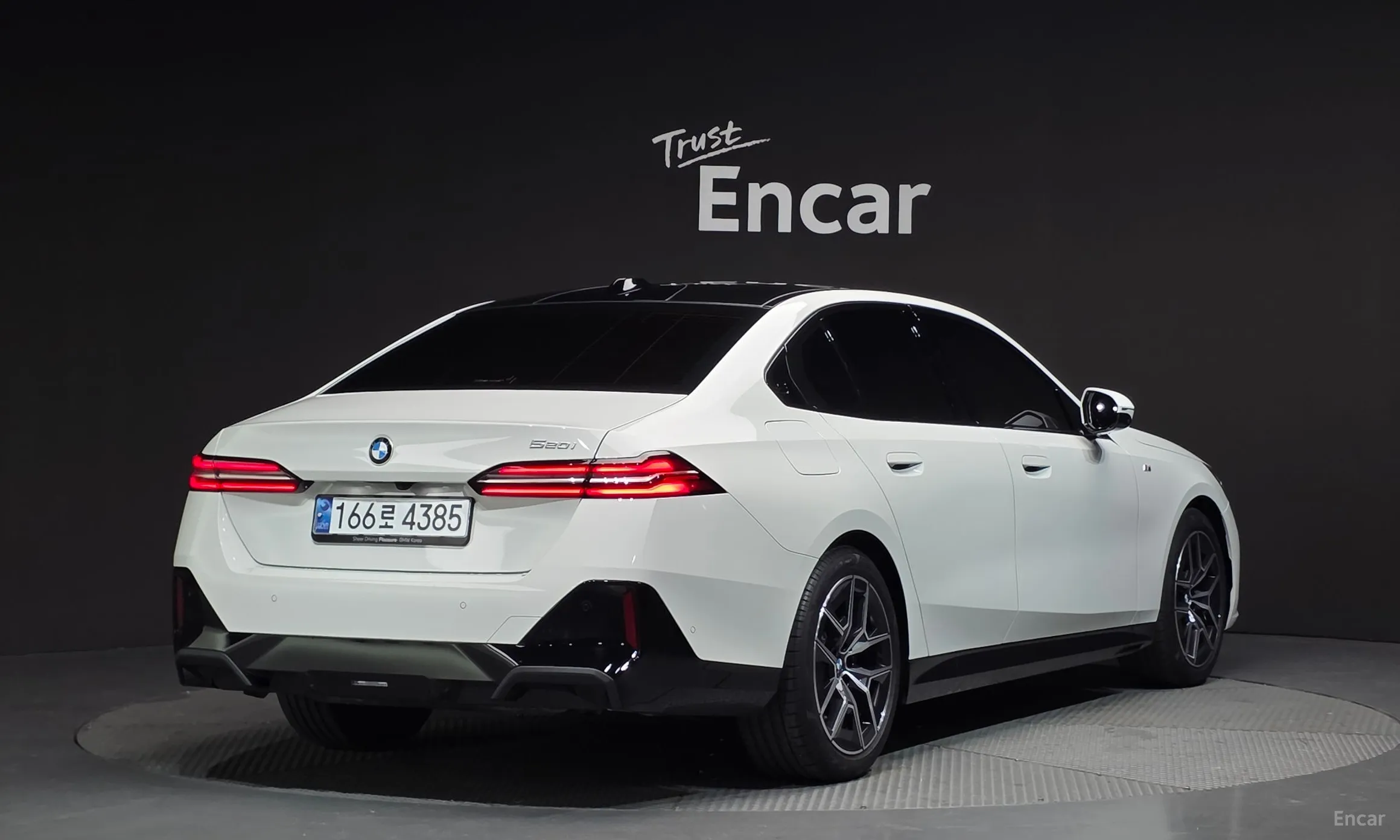 BMW 5 Series (G60) превью 2