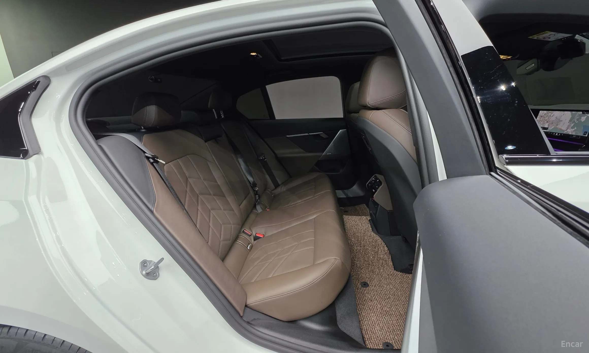 BMW 5 Series (G60) превью 18