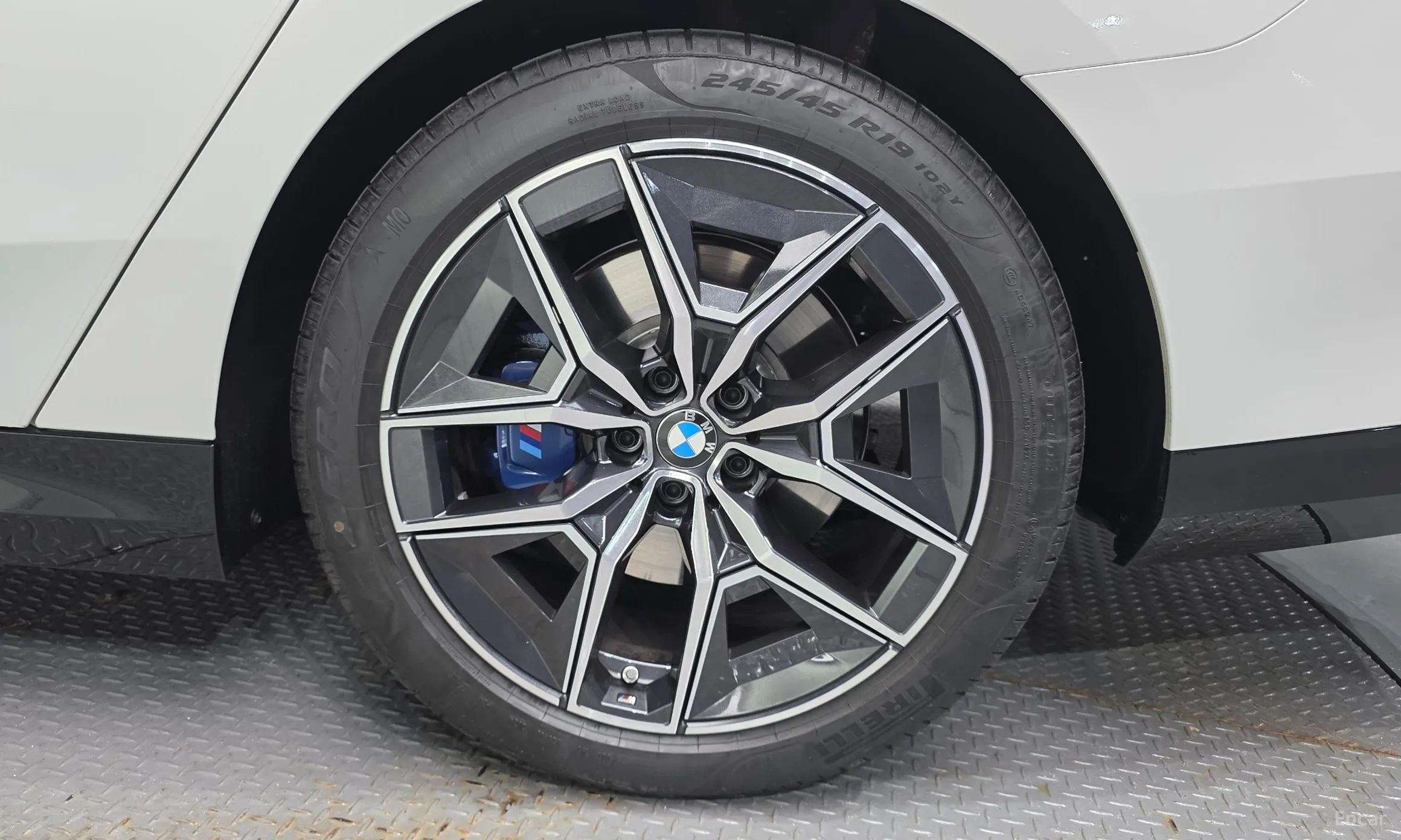 BMW 5 Series (G60) превью 5