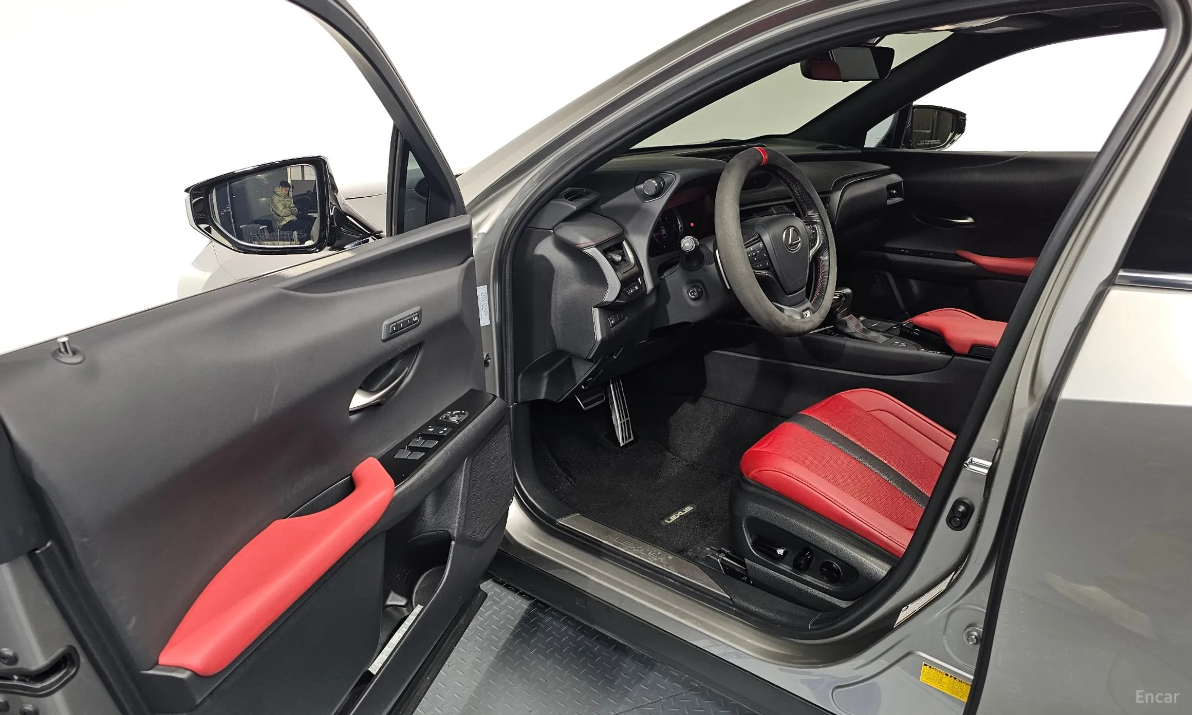 Lexus UX250h превью 10