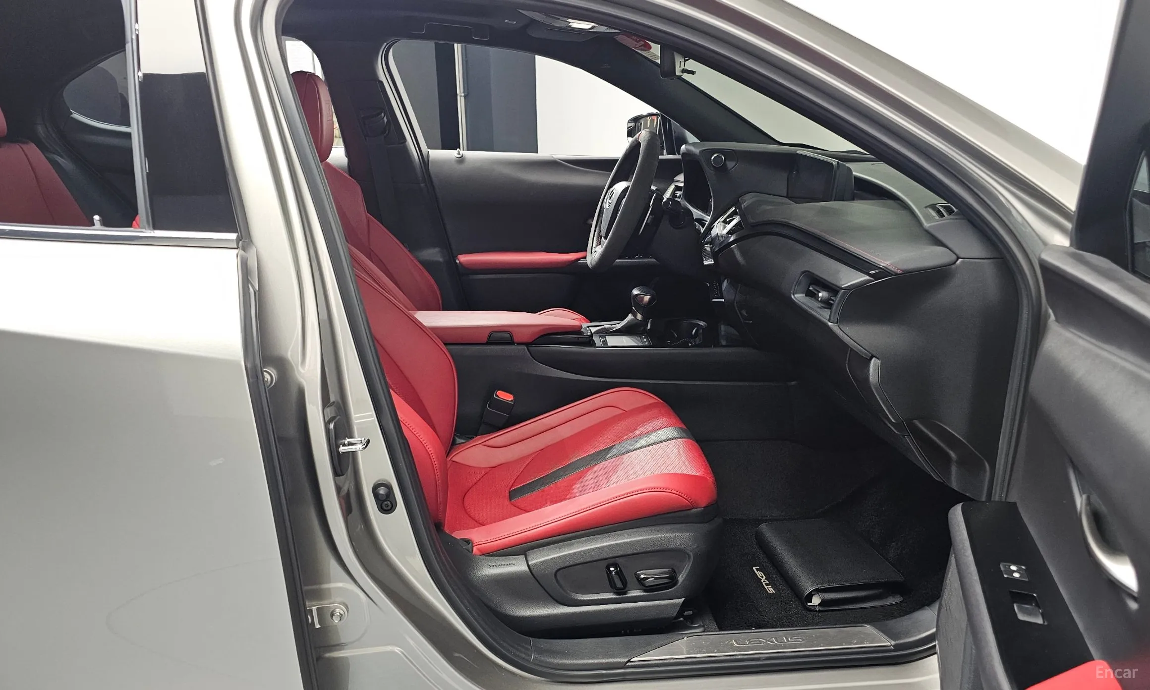 Lexus UX250h превью 11