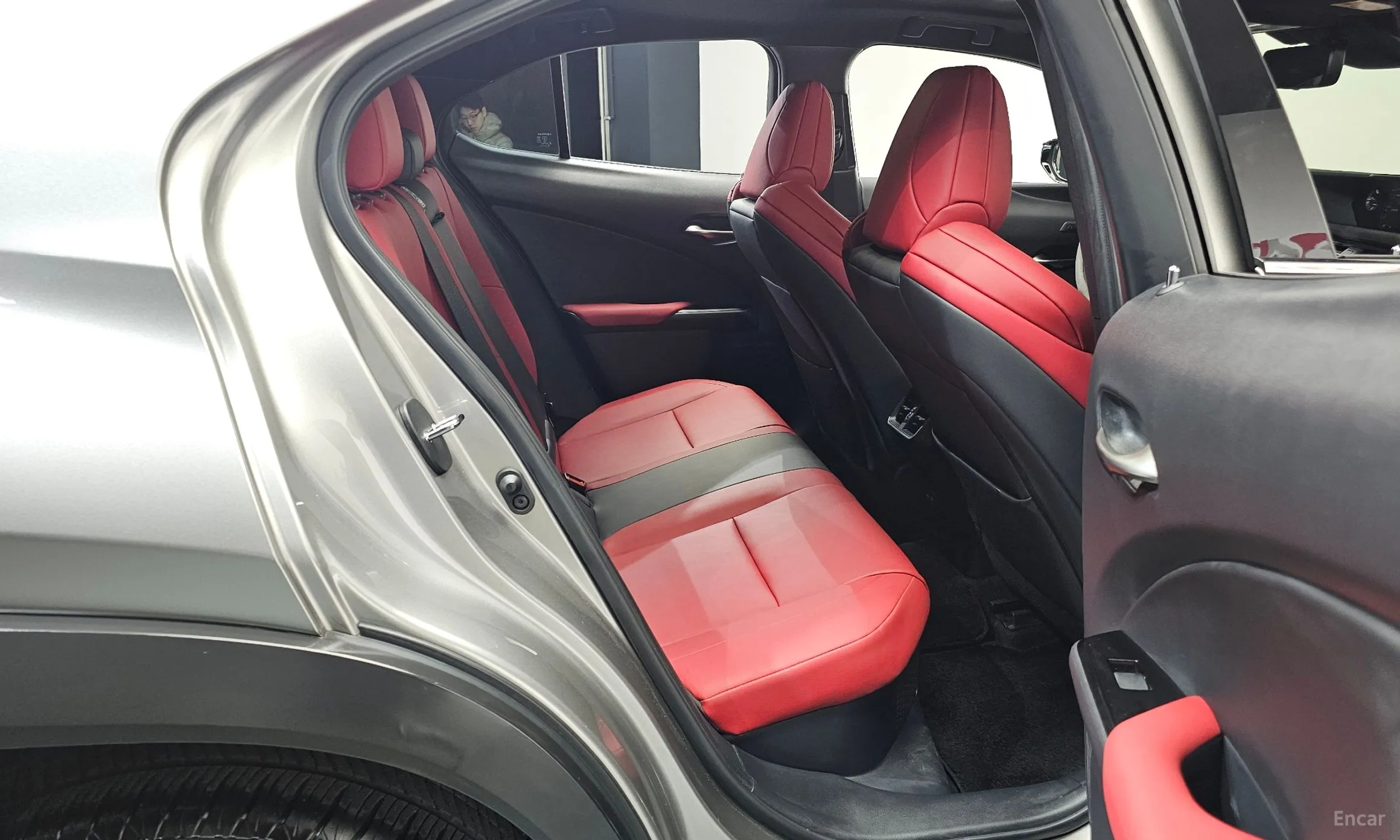 Lexus UX250h превью 12