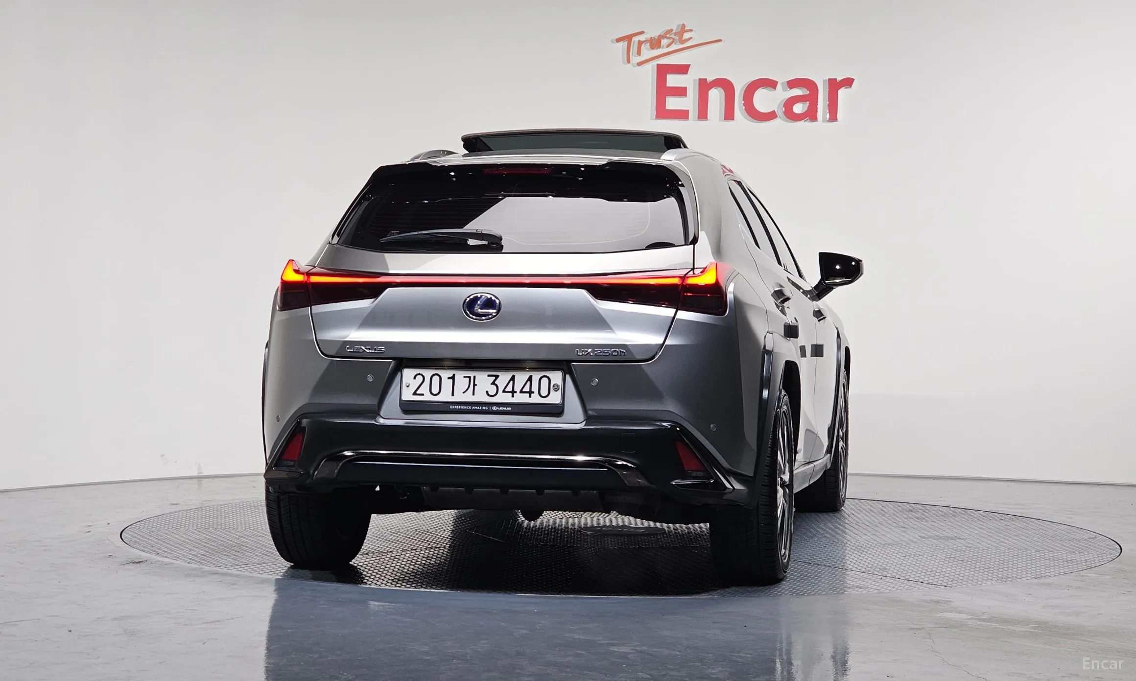 Lexus UX250h превью 4