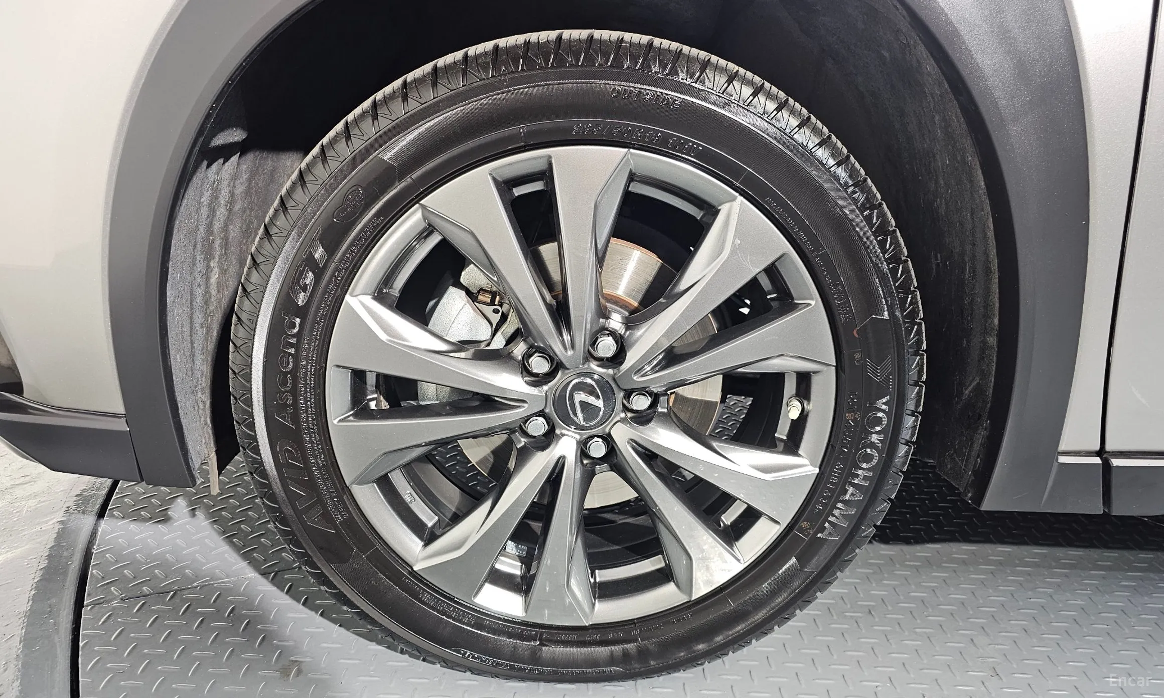 Lexus UX250h превью 5