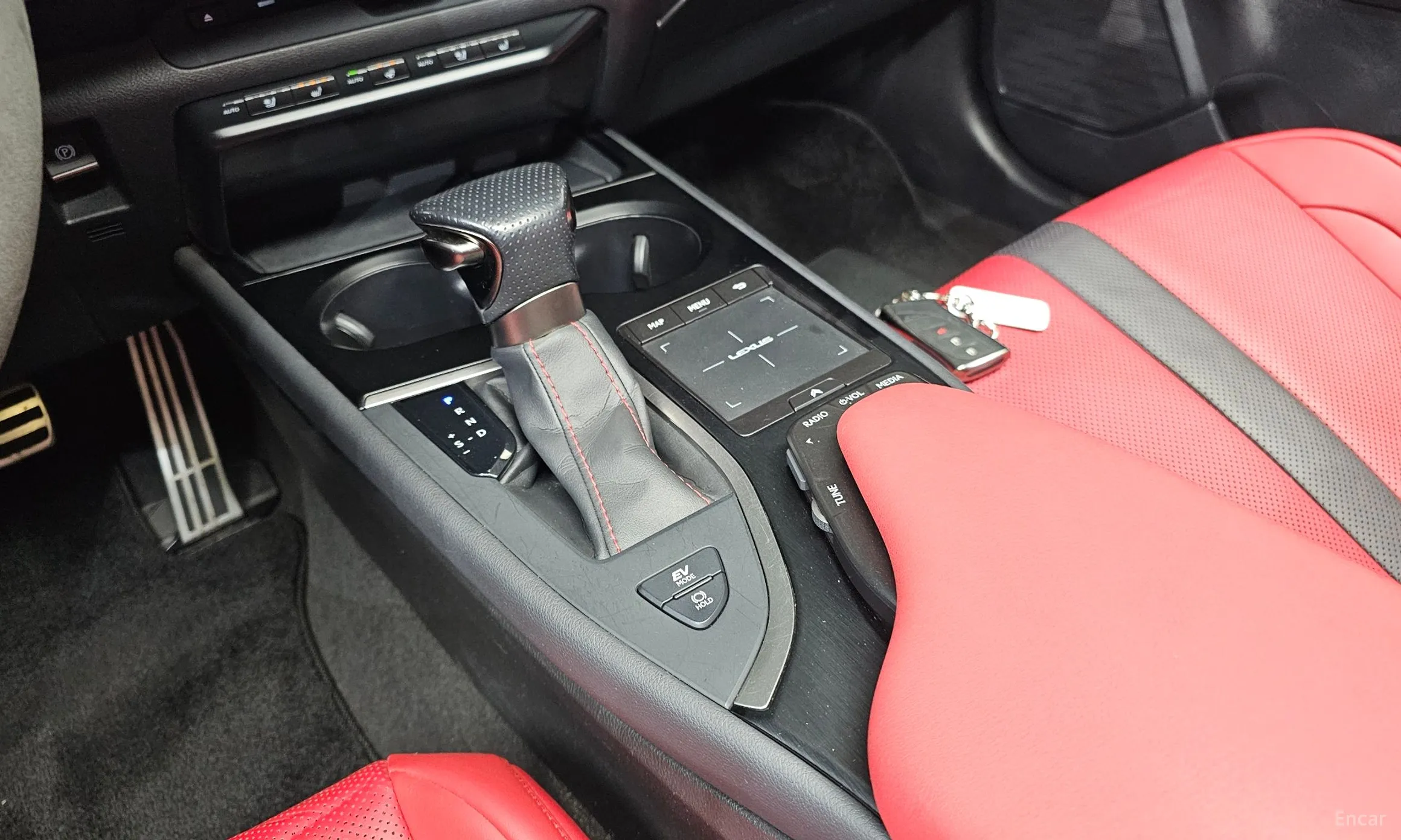 Lexus UX250h превью 9