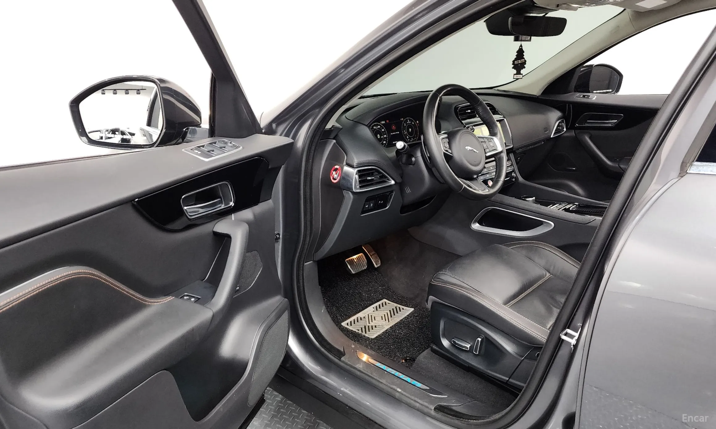 Jaguar F-PACE превью 10