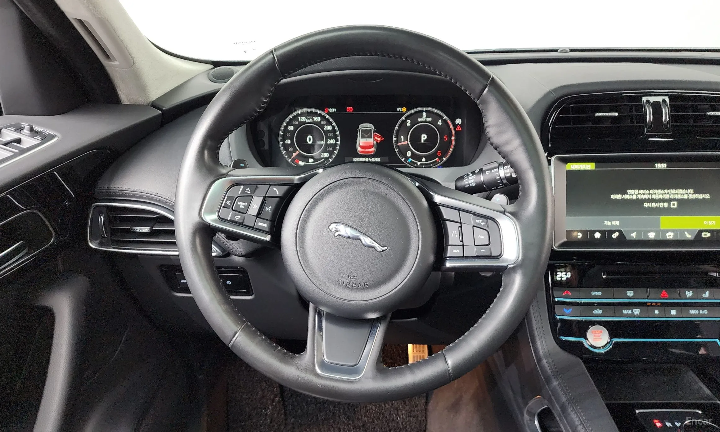 Jaguar F-PACE превью 13